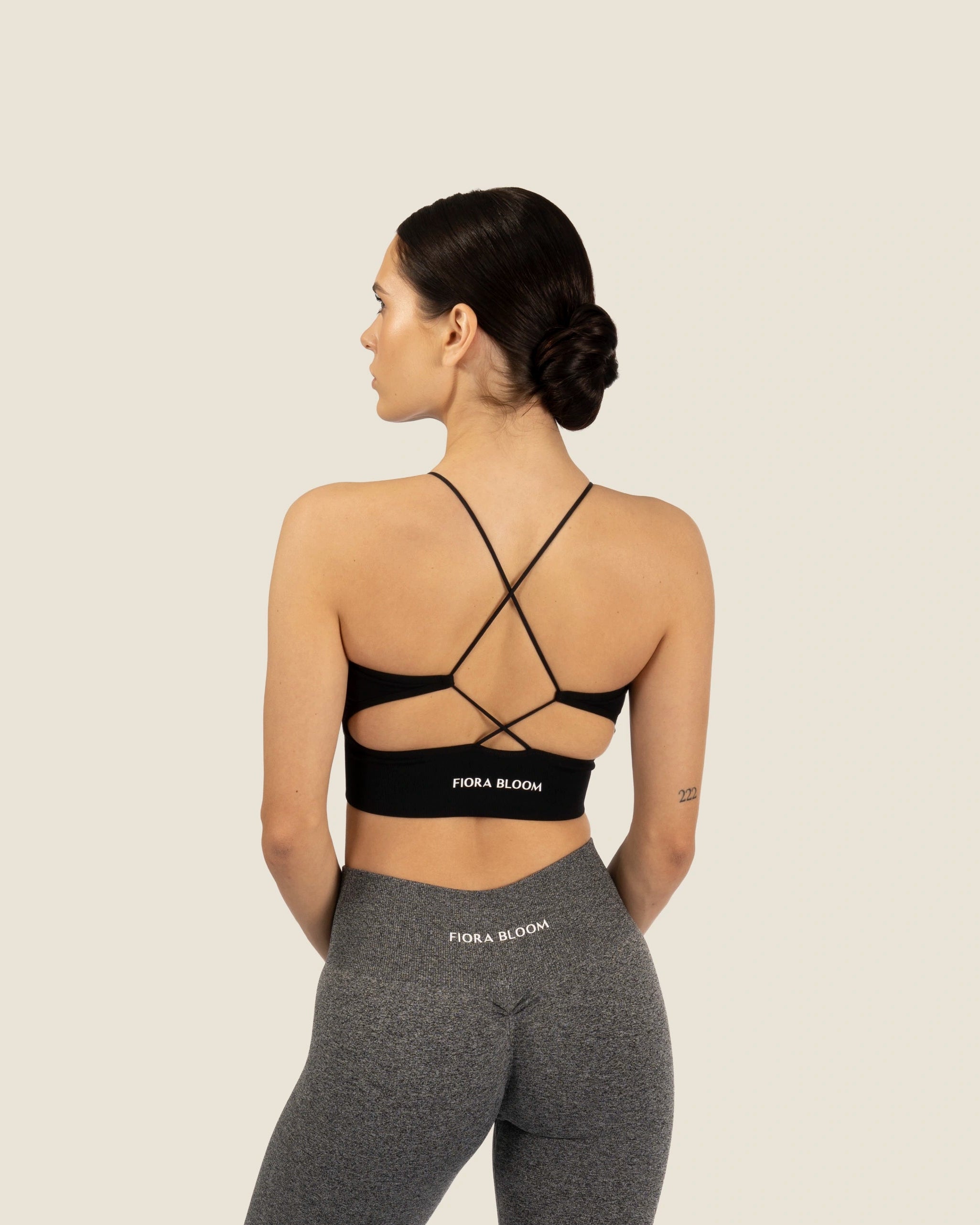 Detailansicht des rückenfreien Designs beim Backless Crossback Top in Schwarz von Fiora Bloom.