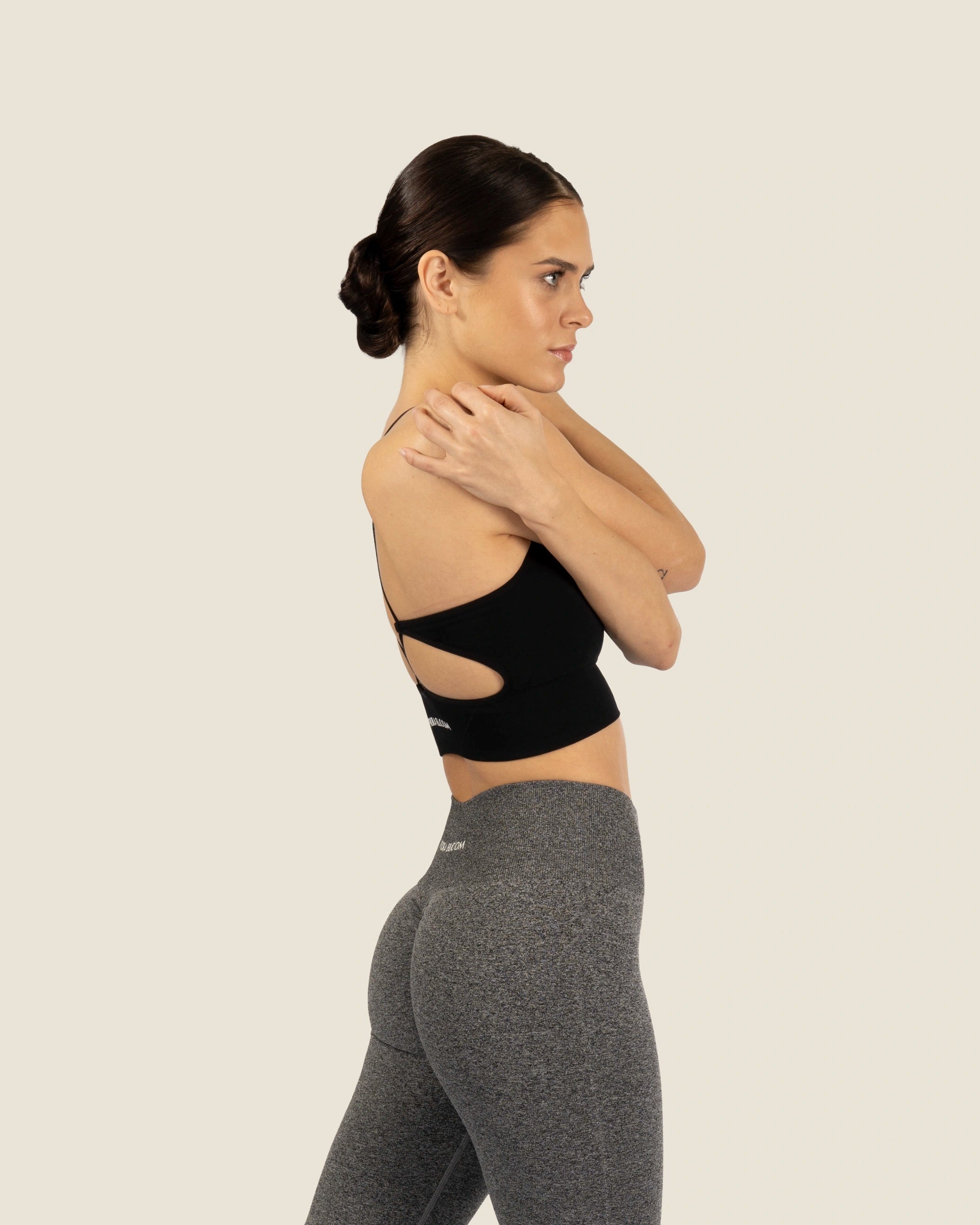 Nahaufnahme des Second Skin Materials beim Backless Crossback Top – atmungsaktiv und weich.