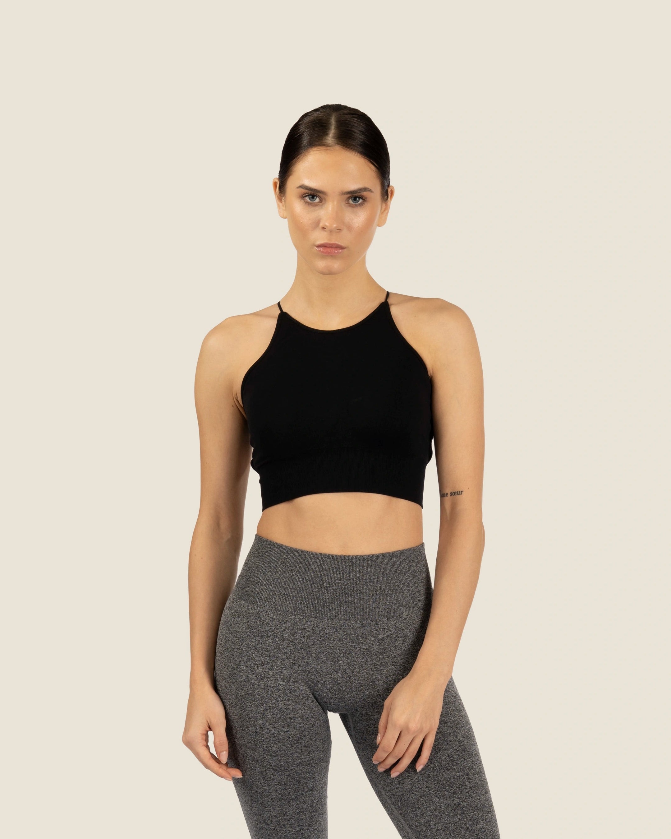 Vorderansicht des schwarzen Backless Crossback Tops – blickdichtes Material mit sicherem Halt.