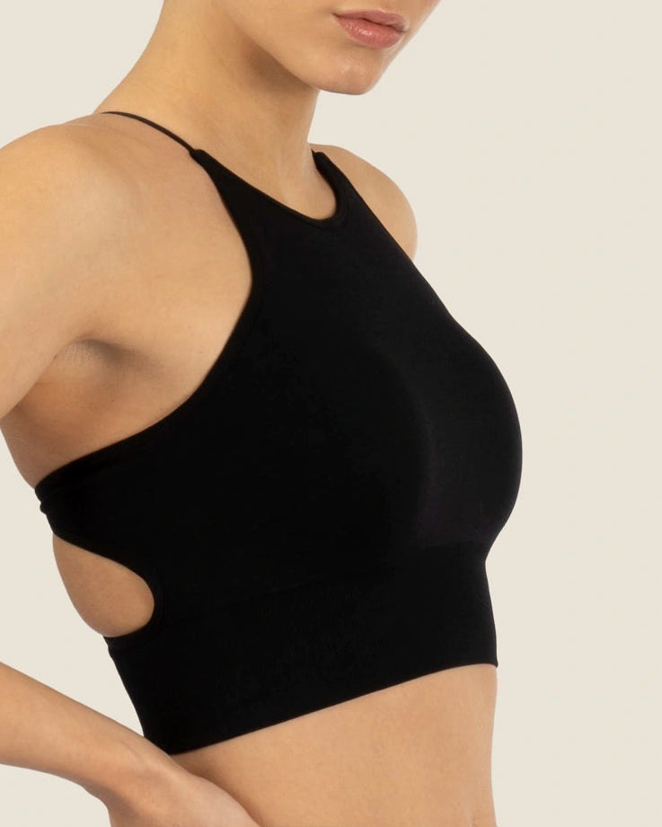 Nahaufnahme des Second Skin Materials beim Backless Crossback Top – atmungsaktiv, weich und träger sind zu sehen.
