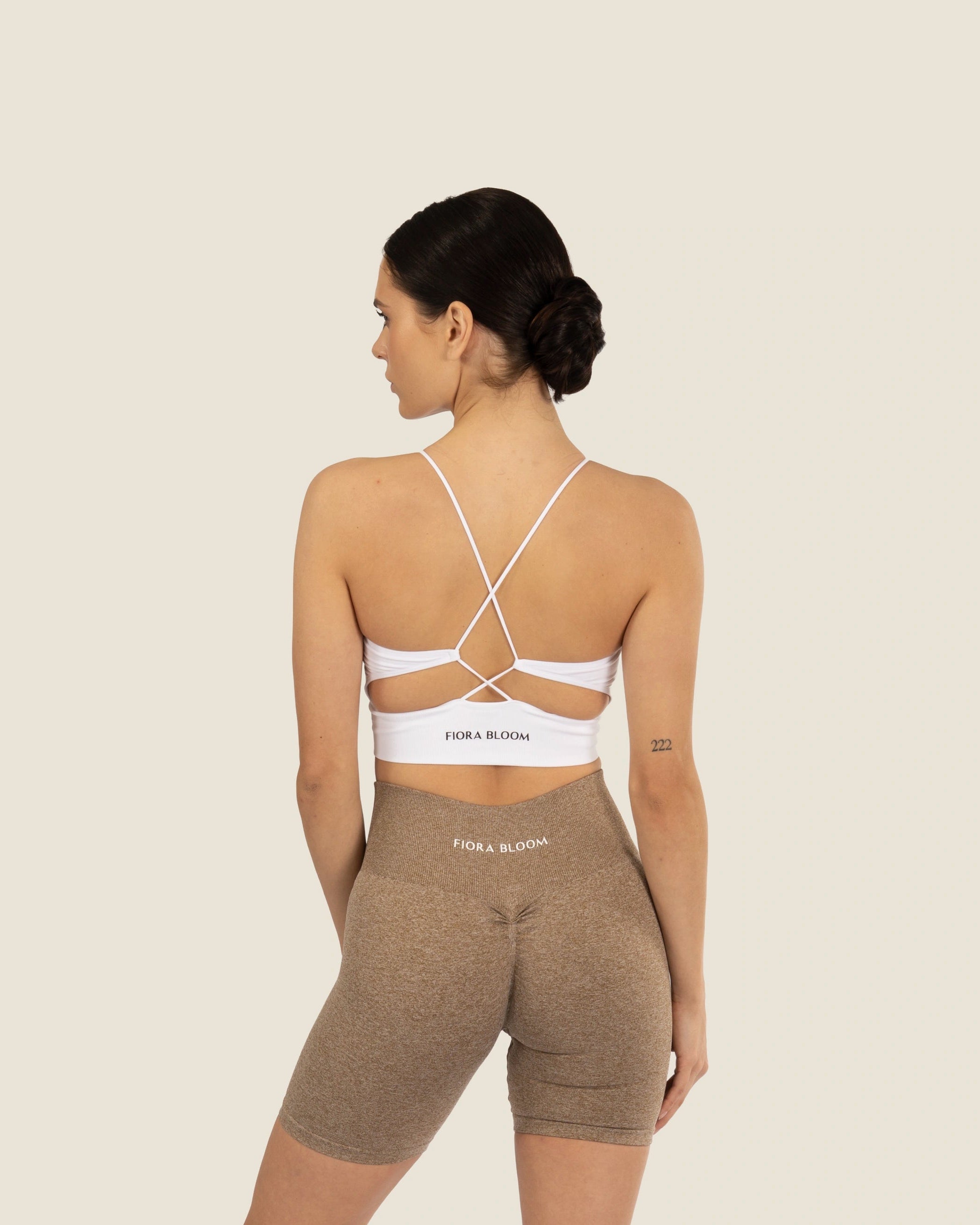 Rückansicht des Backless Crossback Tops in Weiß – Fokus auf die elegante Trägerführung von Fiora Bloom.