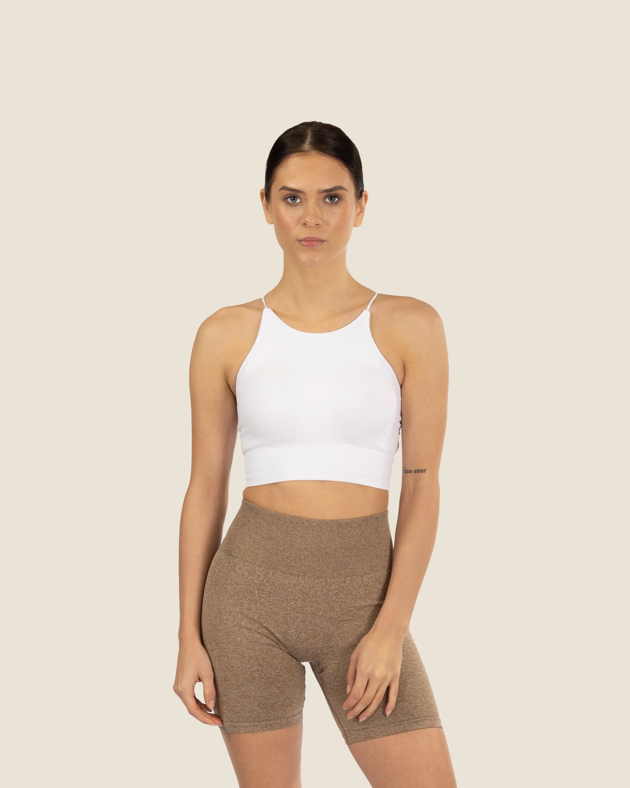 Vorderansicht des weißen Backless Crossback Tops – cleanes Design und perfekter Support.