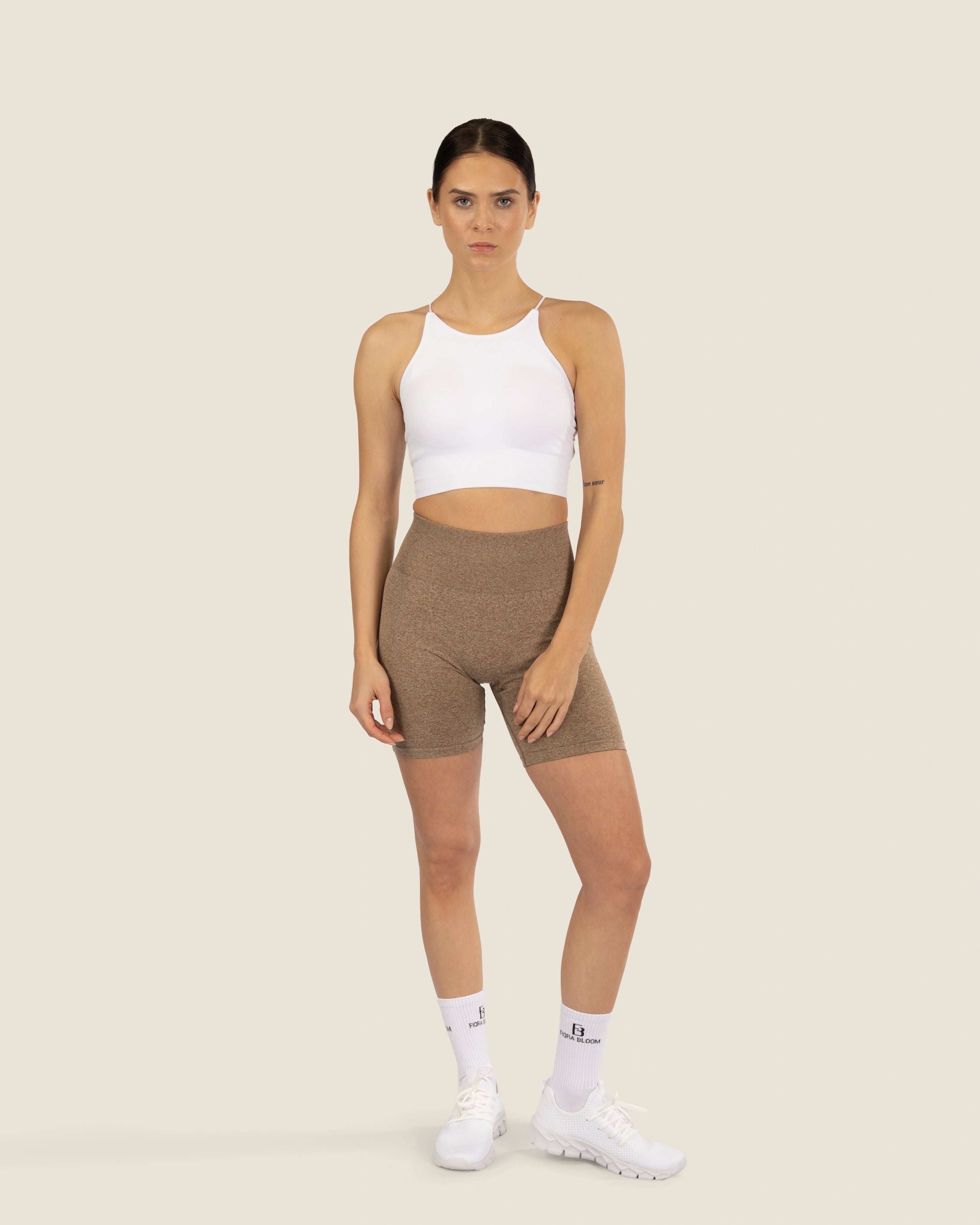 Weißes Athleisure Set von Fiora Bloom – Backless Crossback Top kombiniert für das perfekte Everyday-Ritual.