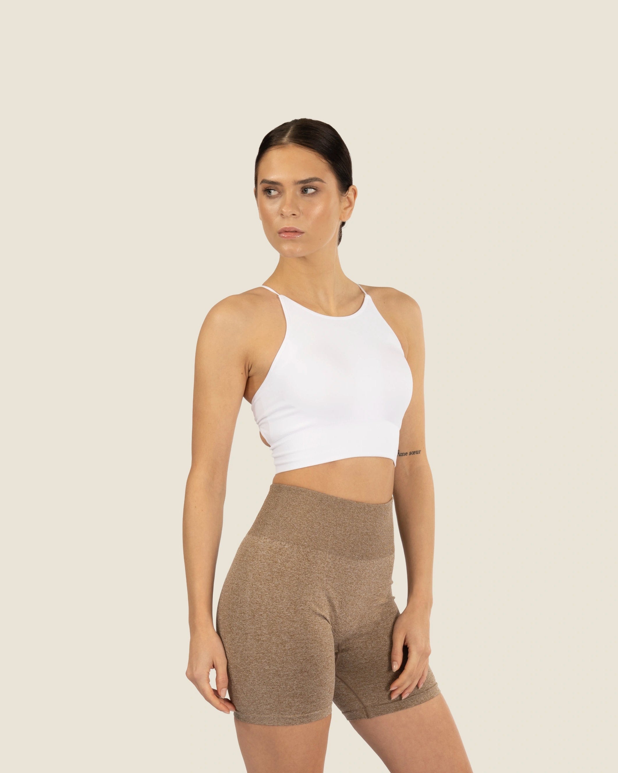 Seitenansicht des rückenfreien Tops in Weiß – zeigt die schmeichelhafte Passform am Oberkörper.