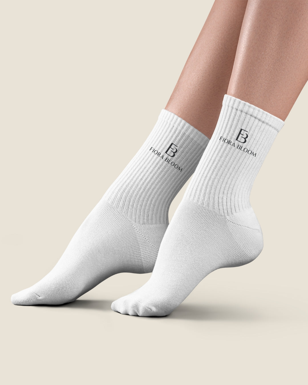 Fiora Bloom Premium Crew Socks in weiss– perfekter Sitz an der Wade ohne Einschneiden, ideal über Leggings und für den Alltag.