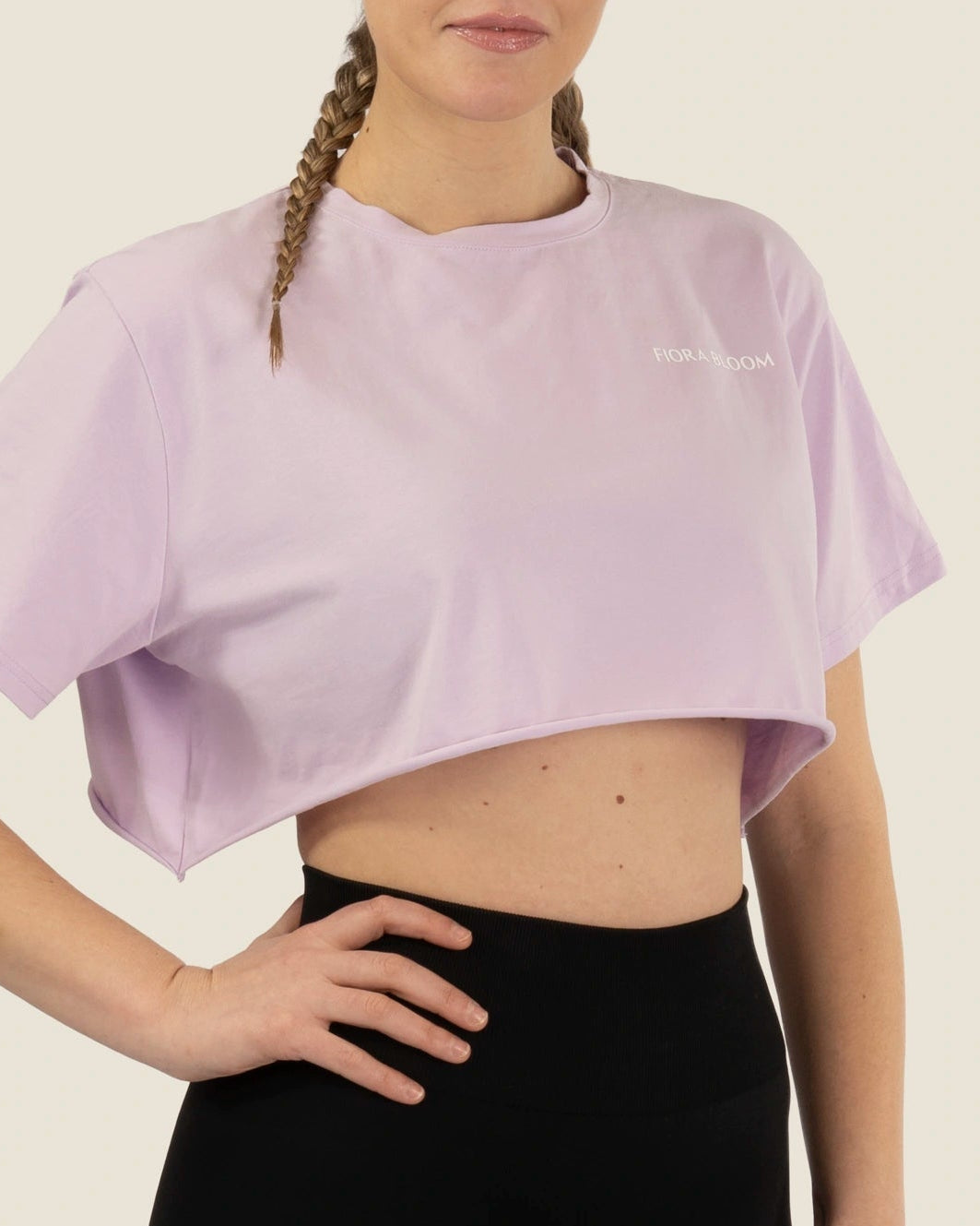 Detailaufnahme der nahtlosen Strickstruktur – hochwertiges, atmungsaktives Material in sanftem Lila.