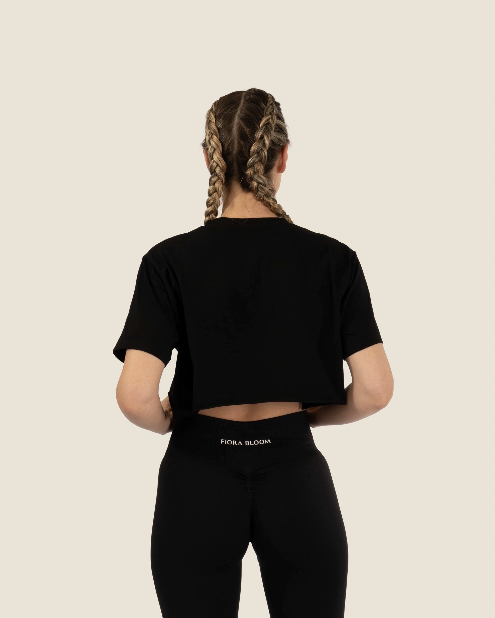 Rückansicht des schwarzen Seamless Tops – ergonomische Passform ohne störende Nähte.