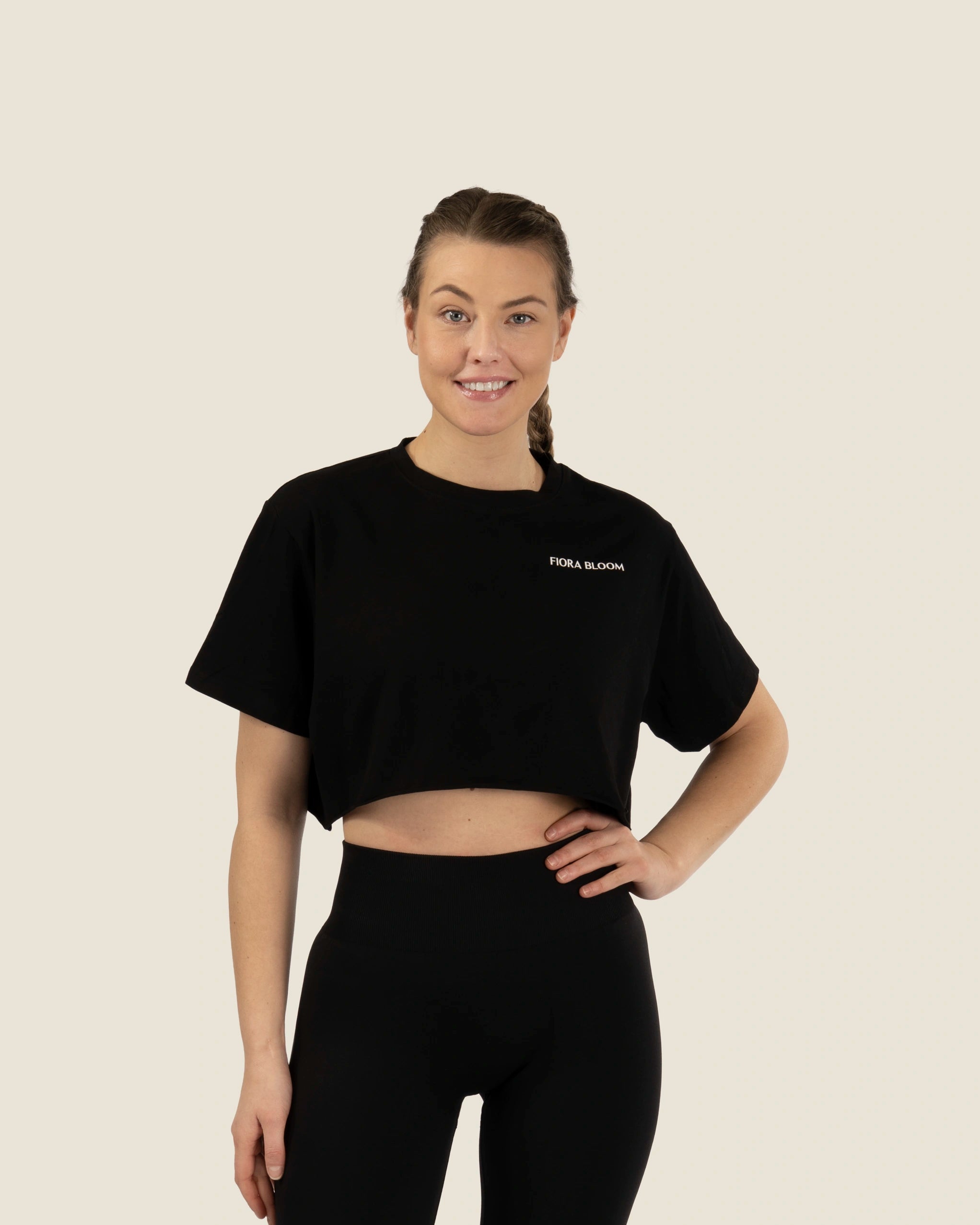 Seamless Crop Top in Schwarz von Fiora Bloom – minimalistisches Design mit optimalem Support für dein Everyday-Ritual.