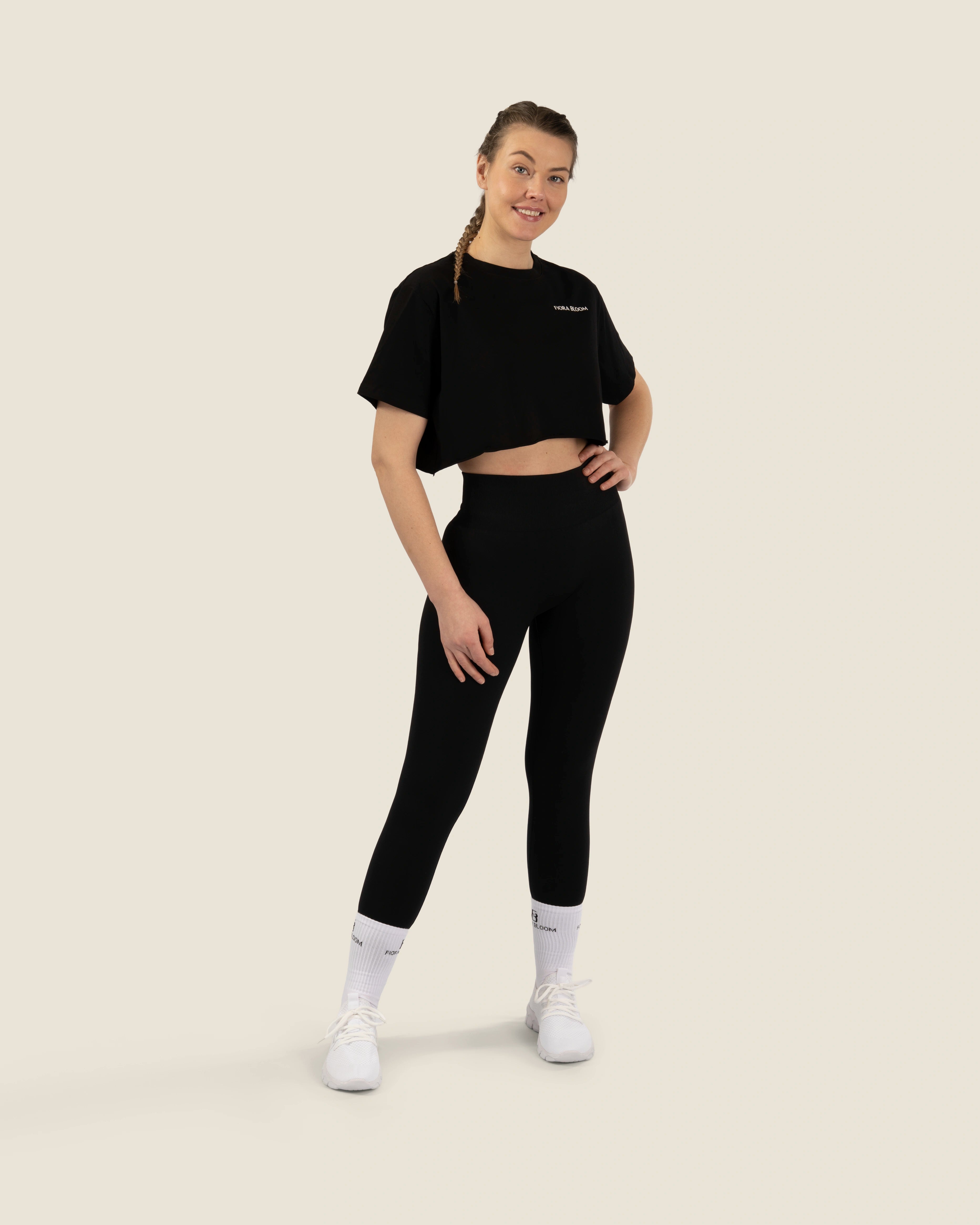 Das schwarze Fiora Bloom Signature Set – nahtloses Crop Top kombiniert mit der passenden Leggings für einen cleanen Look.