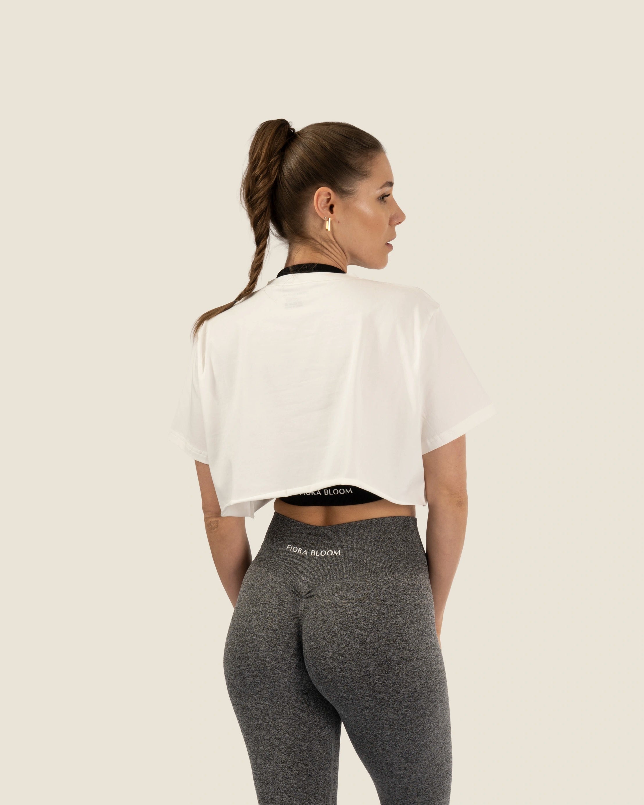 Rückansicht des weissen Seamless Tops – nahtlose Passform für volle Bewegungsfreiheit und Komfort.