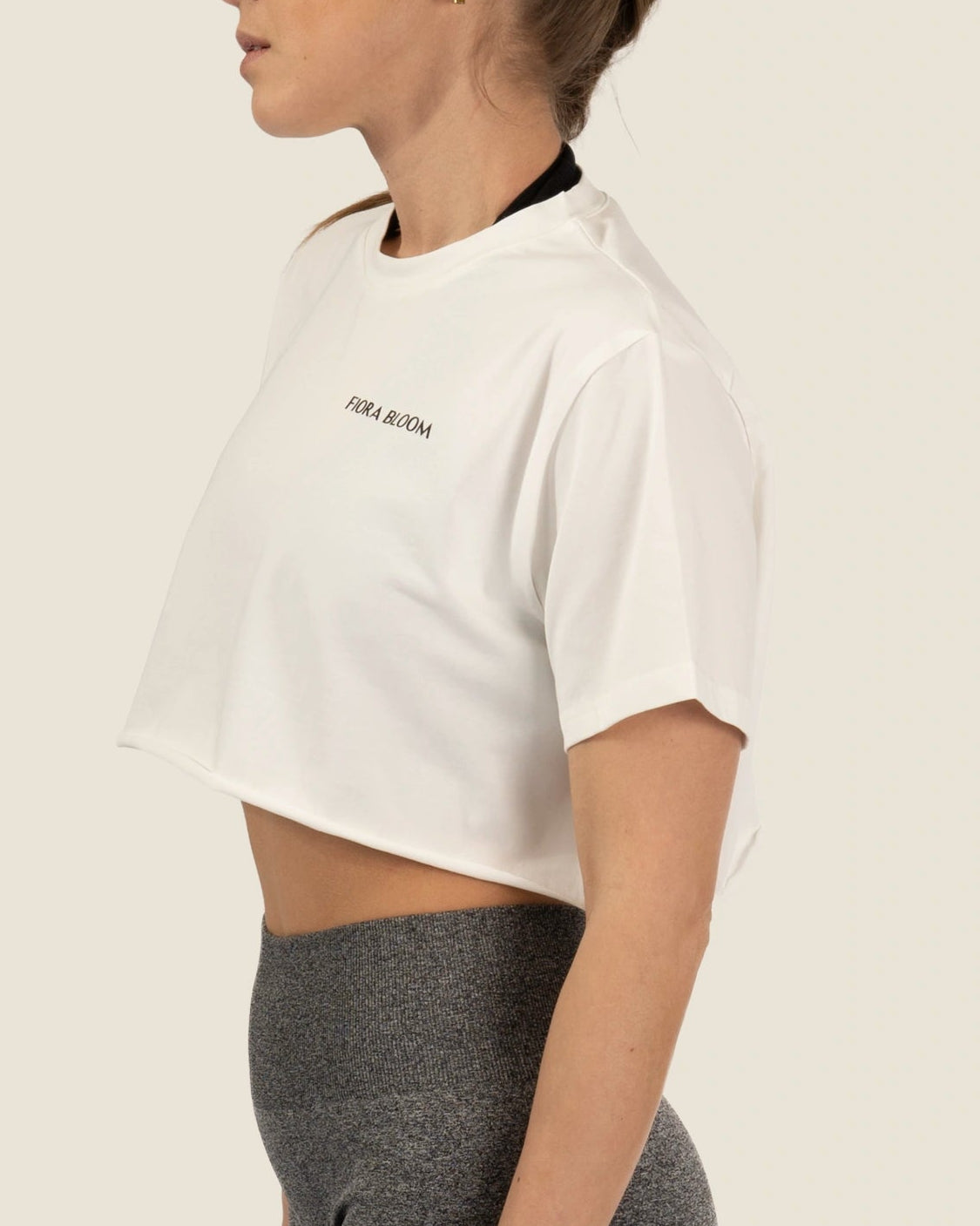 Nahaufnahme der hochwertigen weissen Seamless-Textur – blickdichtes, doppelt gewebtes Material mit Second-Skin-Gefühl.