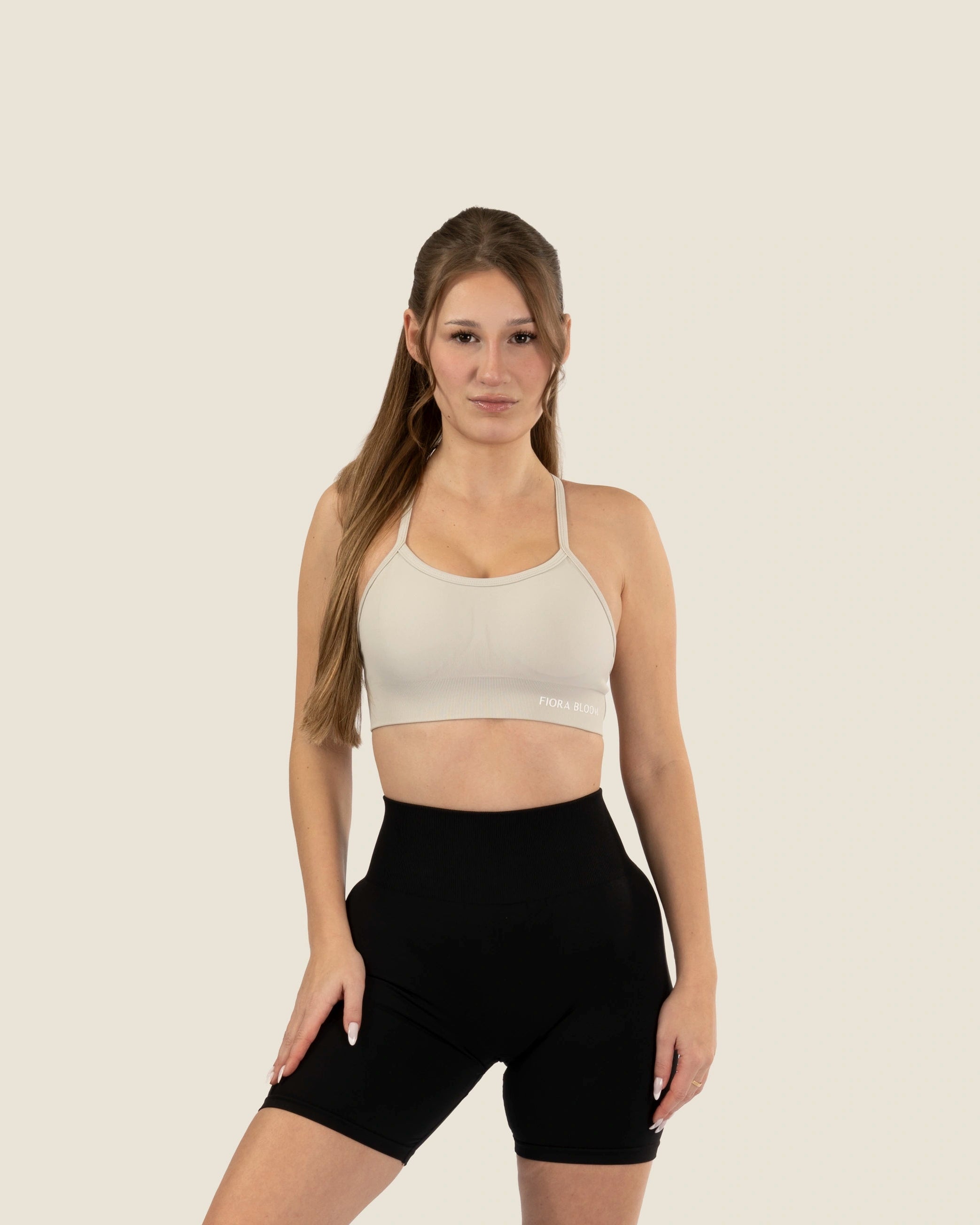 Nahtloses Crossback Top in Grau von Fiora Bloom – minimalistischer Look mit sicherem Support.