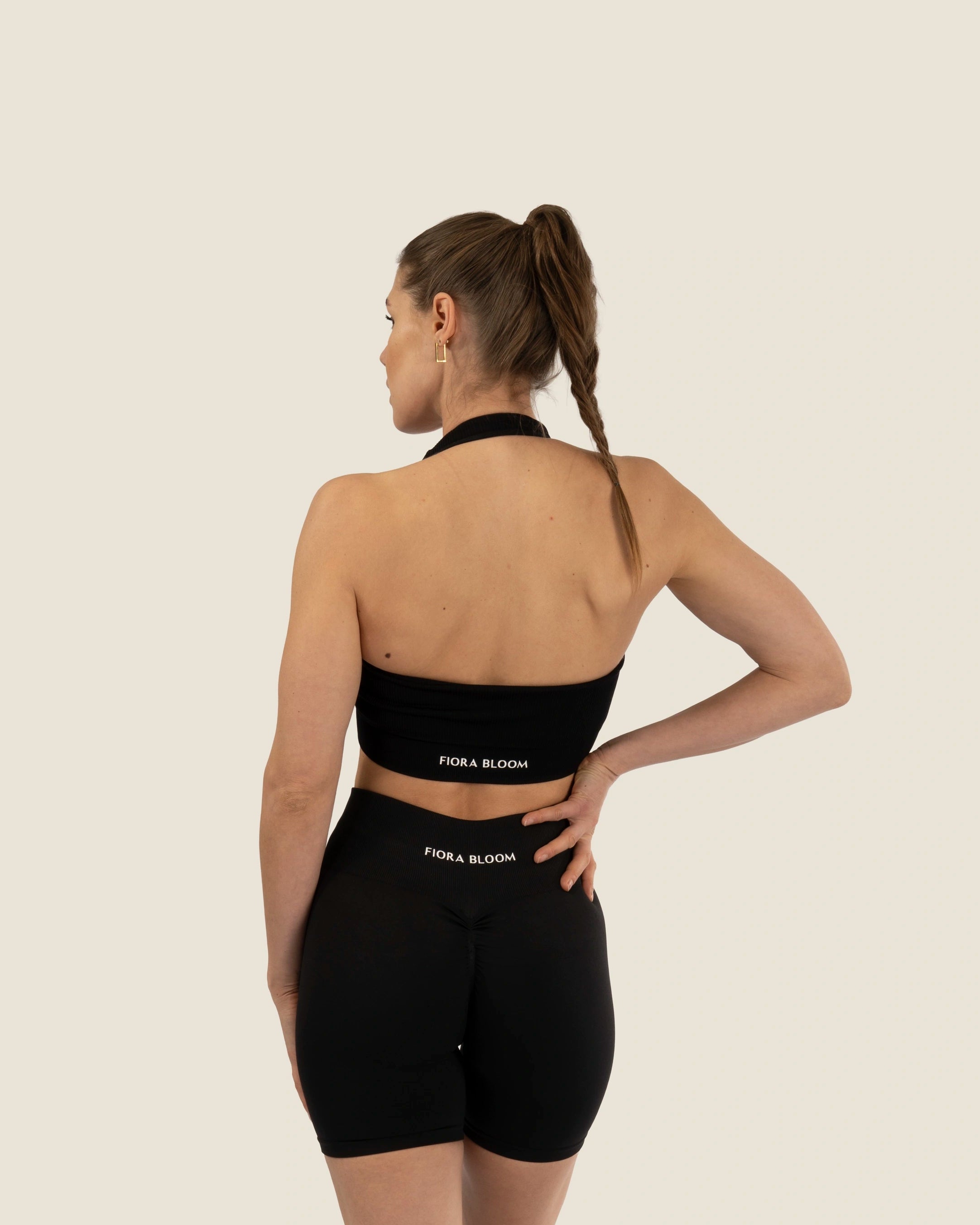 Rückansicht des schwarzen Ribbed Tops – nahtloses Design für ein glattes Finish und uneingeschränkte Bewegung.