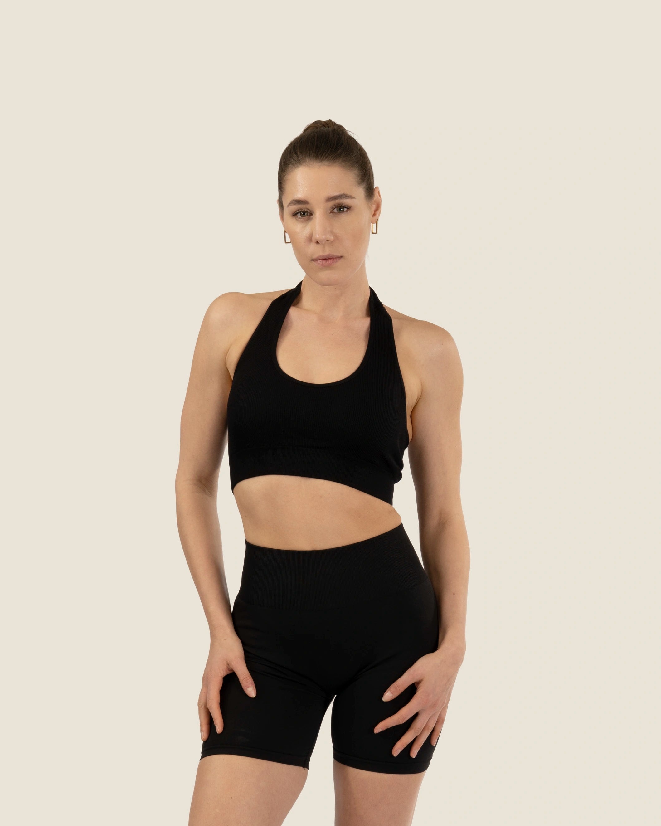 Seamless Ribbed Top in Schwarz von Fiora Bloom – körpernahe Passform mit vertikaler Ripp-Struktur für maximalen Support.