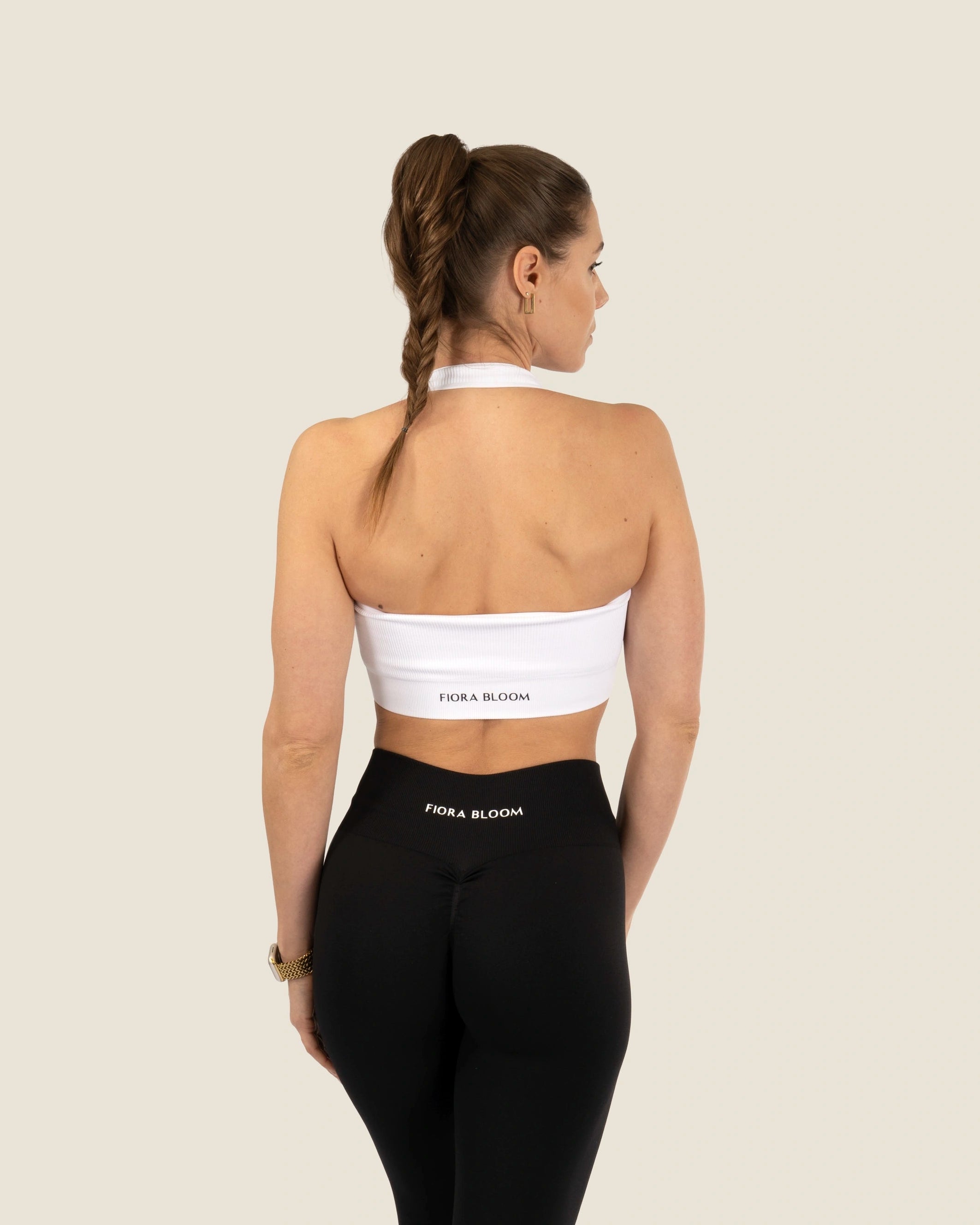Rückansicht des weissen Ribbed Tops – perfekte Passform und uneingeschränkter Komfort für dein Everyday-Ritual.