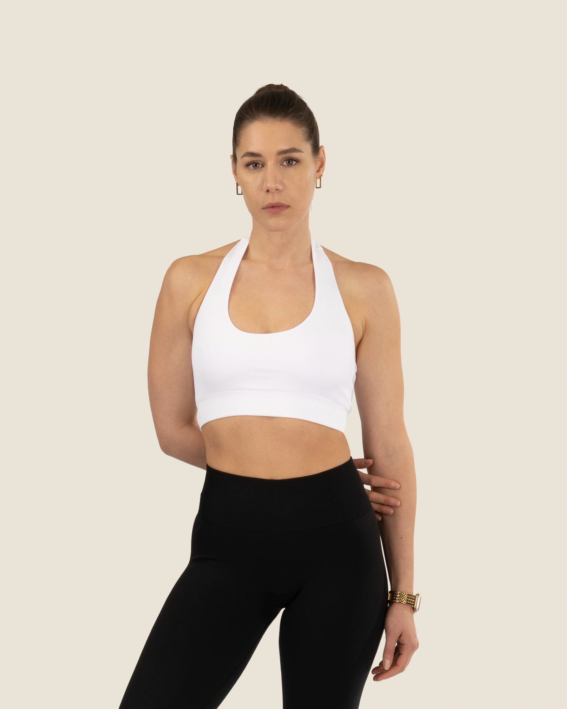 Seamless Ribbed Top in Weiss von Fiora Bloom – nahtloses Design mit feiner Ripp-Struktur für einen frischen, cleanen Look.