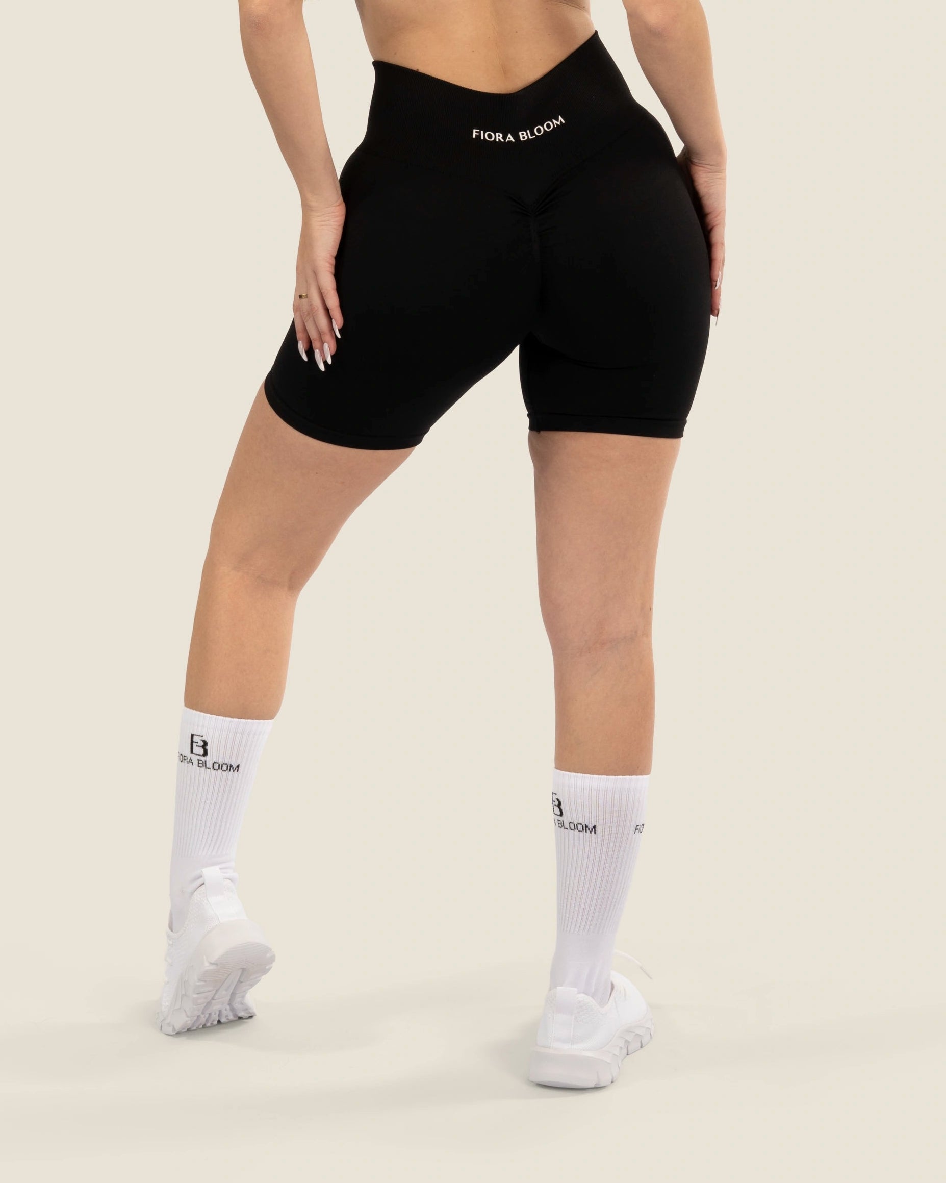 Vorderansicht der schwarzen Sport-Shorts – hoher, stützender Bund und nahtlose Verarbeitung für maximalen Komfort.