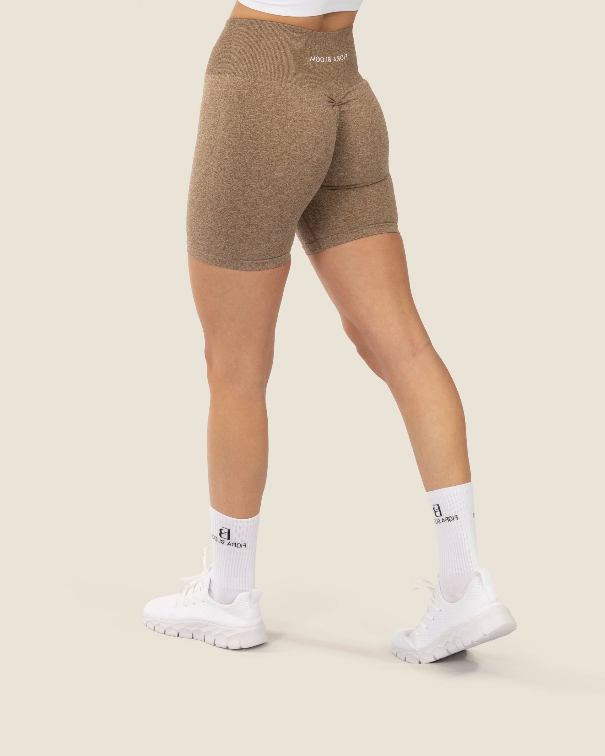 Rückansicht der Seamless Scrunch Shorts in Sunset-Orange – vorteilhafter Shaping-Effekt für maximale Confidence.