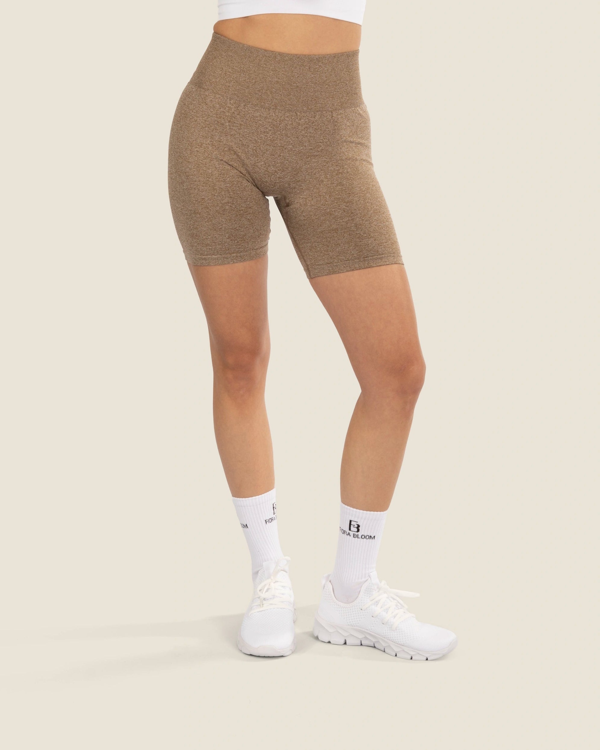 Vorderansicht der orangenen Sport-Shorts – hoher Bund und nahtloses Design für ein perfektes Tragegefühl.