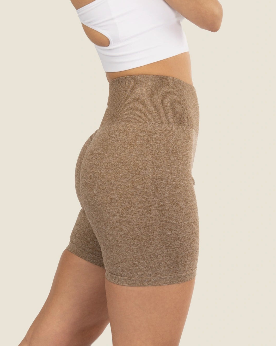 Nahaufnahme des elastischen Bundes und der Materialstruktur – atmungsaktives Second-Skin-Gewebe.