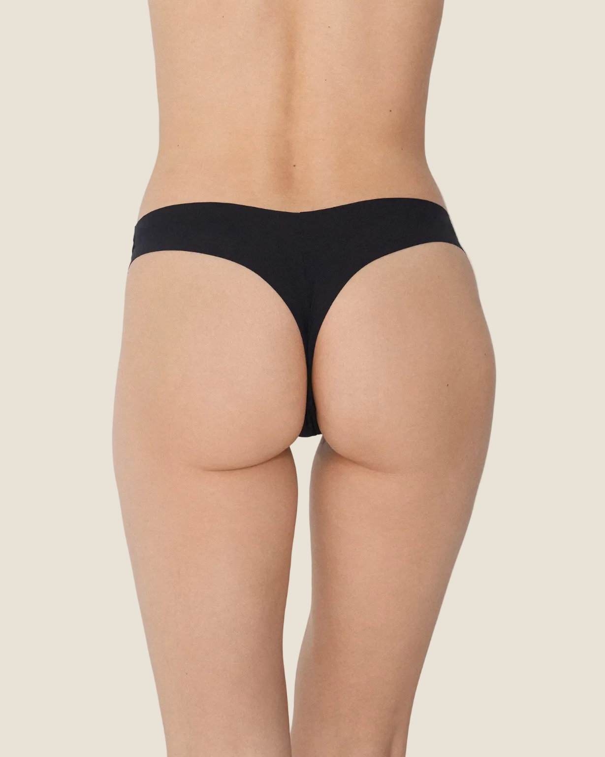Rückansicht des schwarzen Tangas – nahtloser Schnitt, der sich unter Sportkleidung nicht abzeichnet.