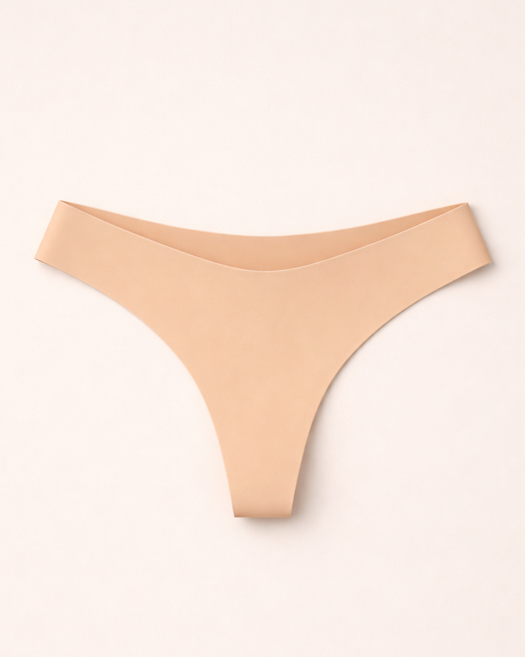 Beiger Seamless Tanga liegend – das Must-Have Essential für helle Sportkleidung.