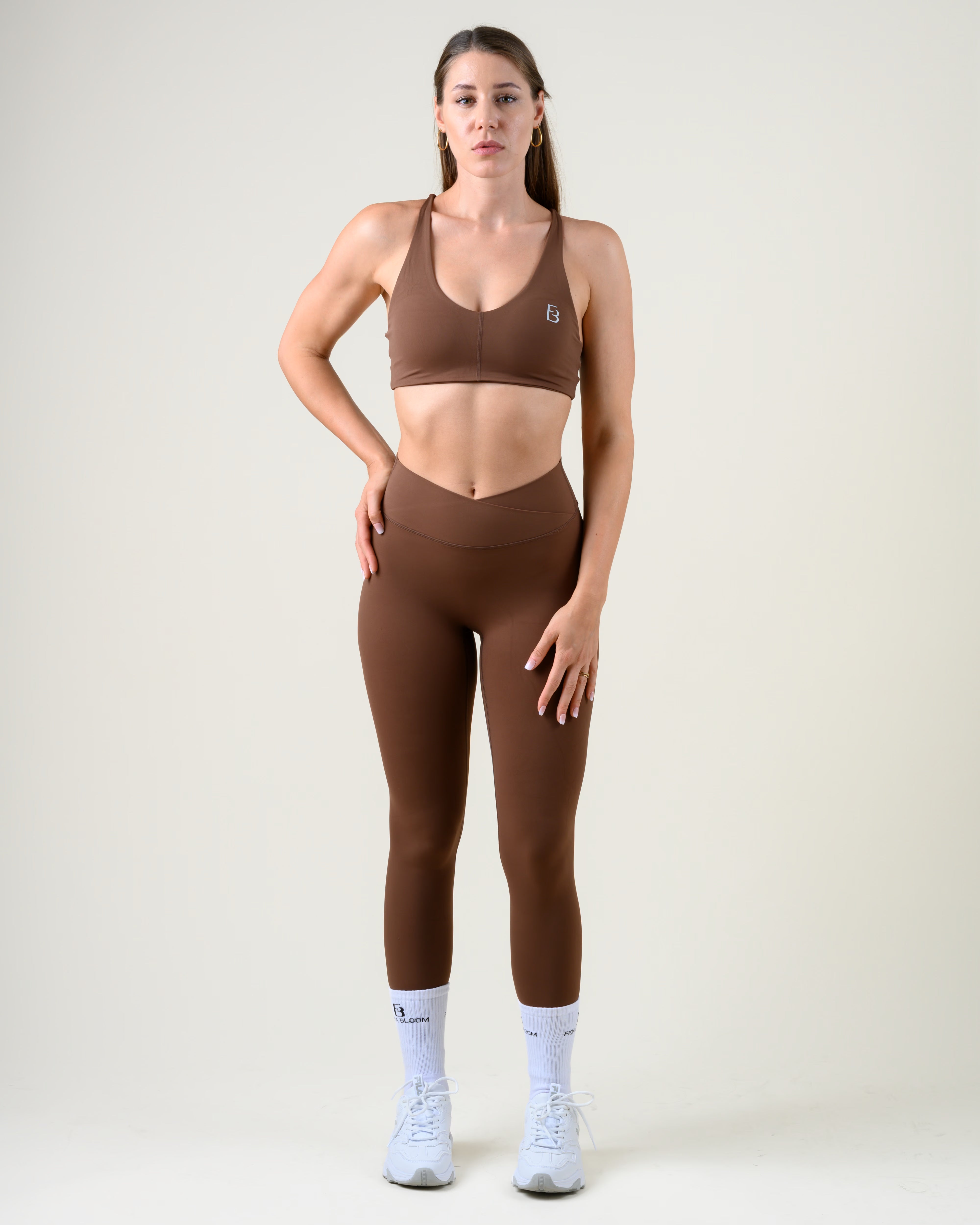 Soft Form Basic Top in Espresso von Fiora Bloom – Ganzkörper-Look von vorne, kombiniert mit der Soft Form V-Shape Leggings in Espresso, weisse Socken und Sneaker.