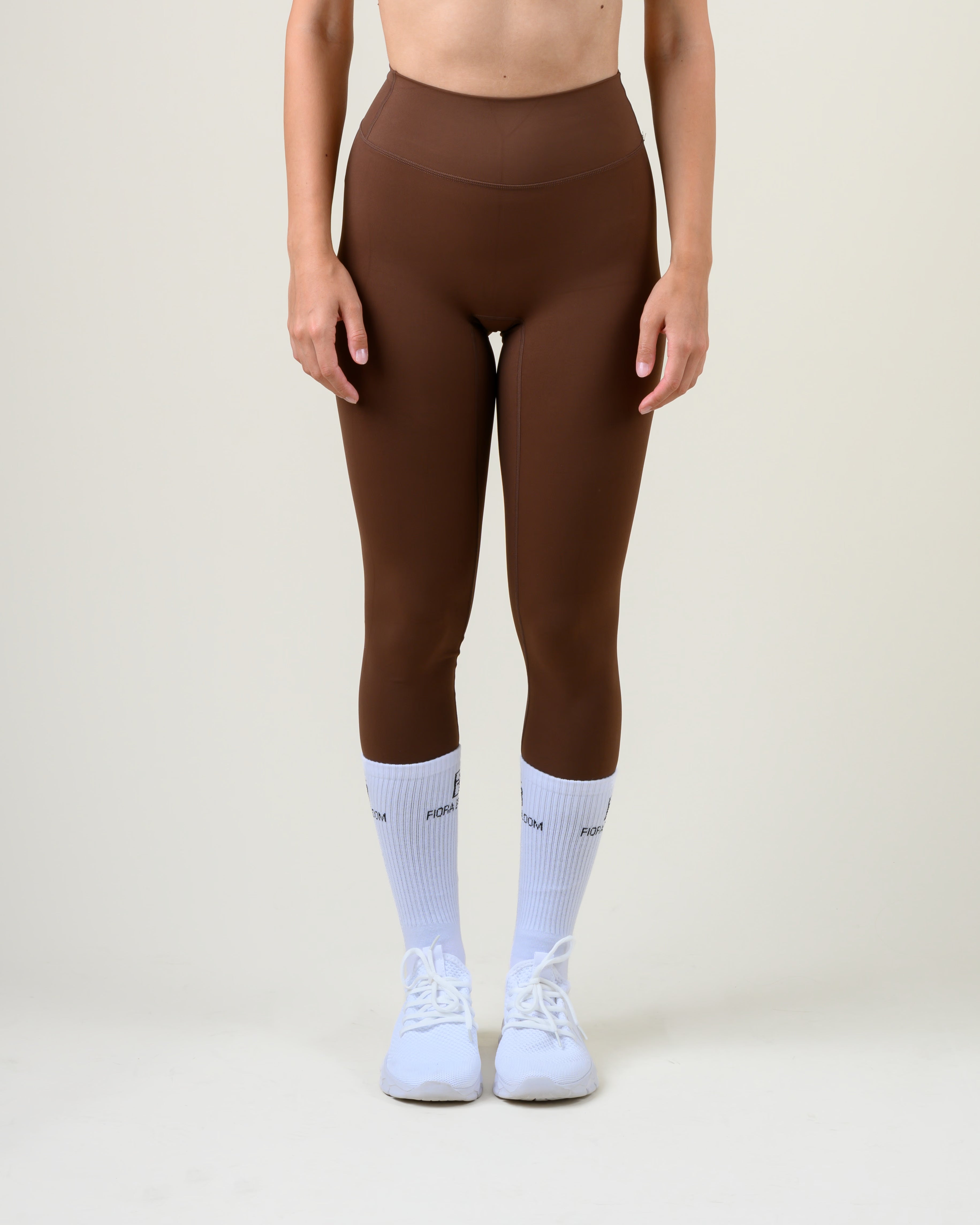 Soft Form High-Waist Leggings in Espresso von Fiora Bloom – Frontansicht, Beinansicht frontal, hoher Bund und blickdichter Stoff sichtbar.