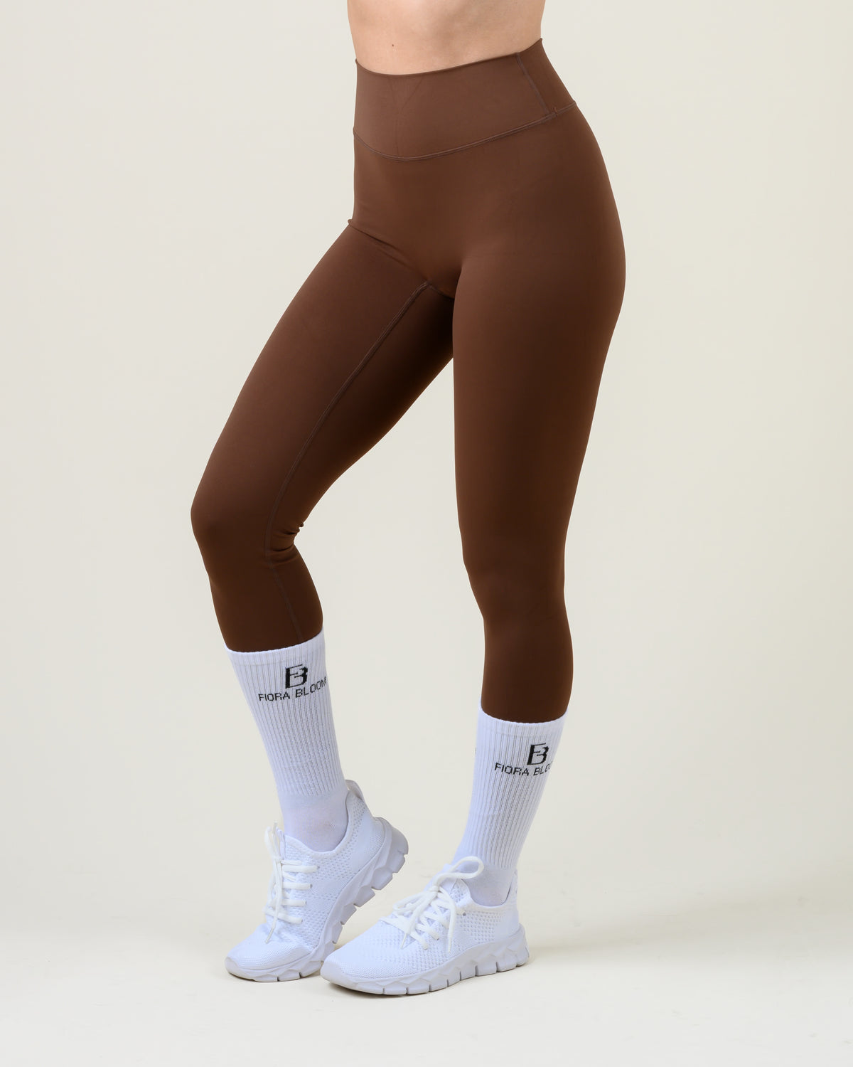 Soft Form High-Waist Leggings in Espresso von Fiora Bloom – Seitenansicht, Seitenprofil, Bundhöhe und Beinverlauf sichtbar.
