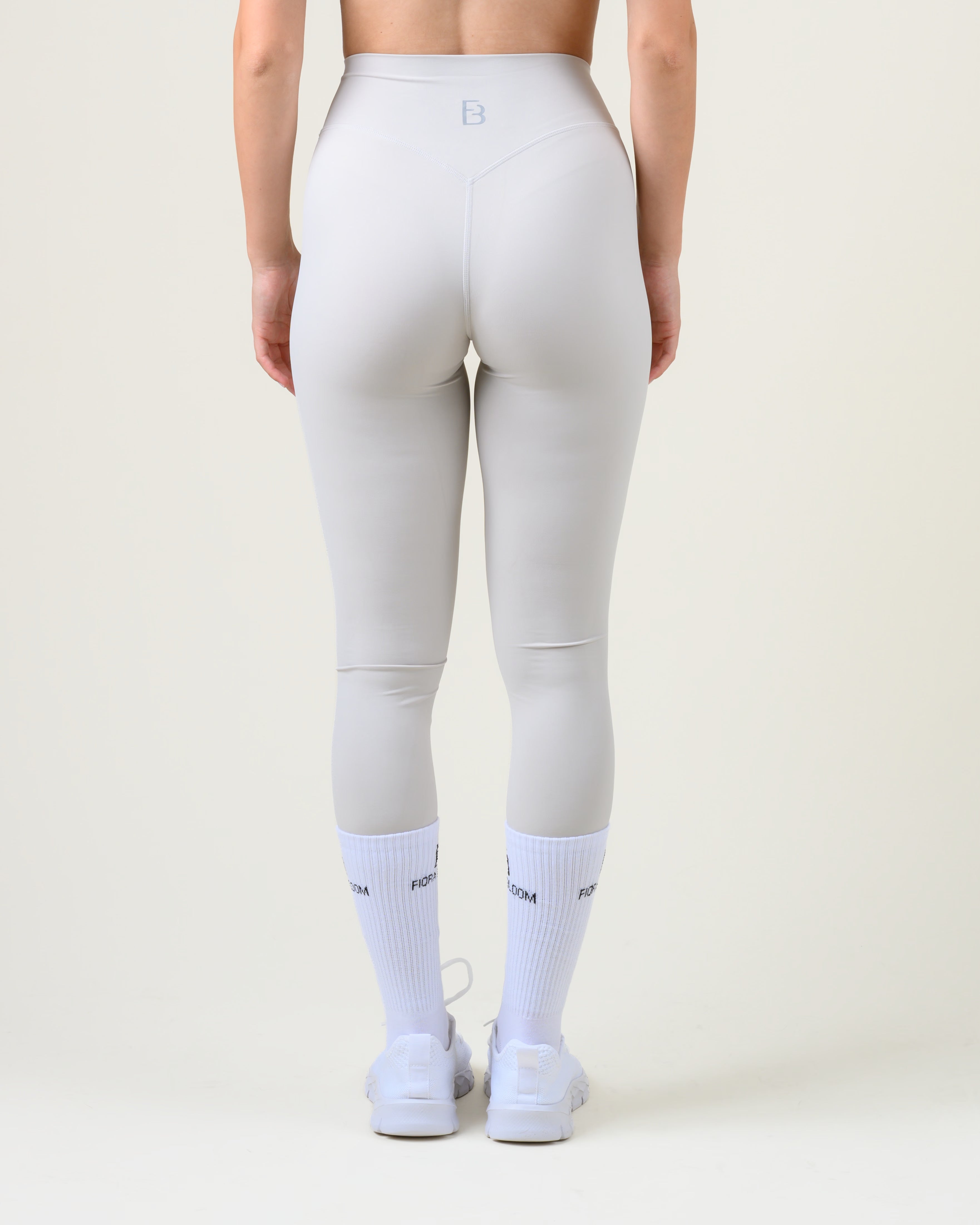 Soft Form High-Waist Leggings in Lime von Fiora Bloom – Rückansicht, Rückansicht mit geformter Bundnaht und Fiora Bloom Logo.