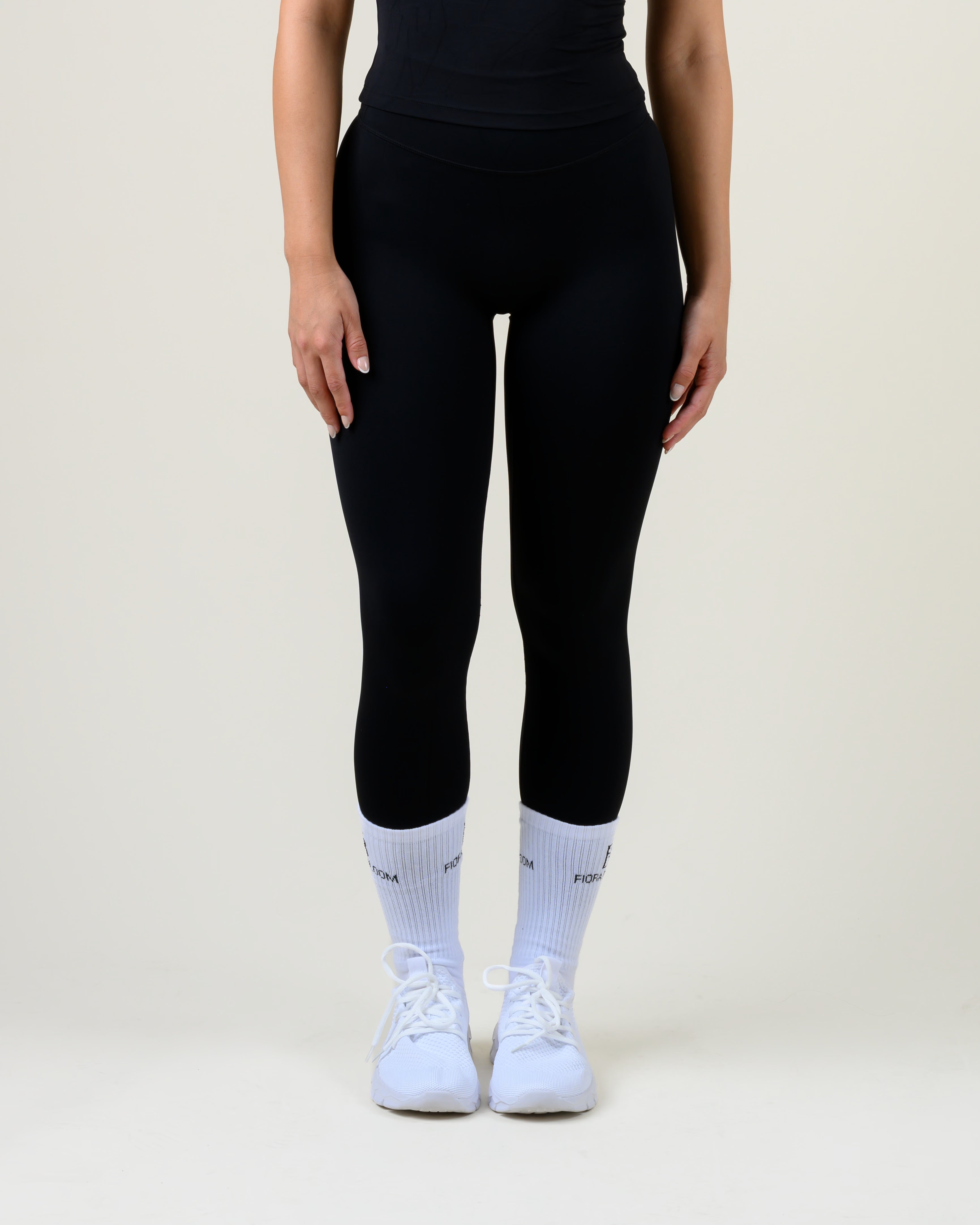 Soft Form High-Waist Leggings in Schwarz von Fiora Bloom – Frontansicht, Beinansicht frontal, hoher Bund und blickdichter Stoff sichtbar.