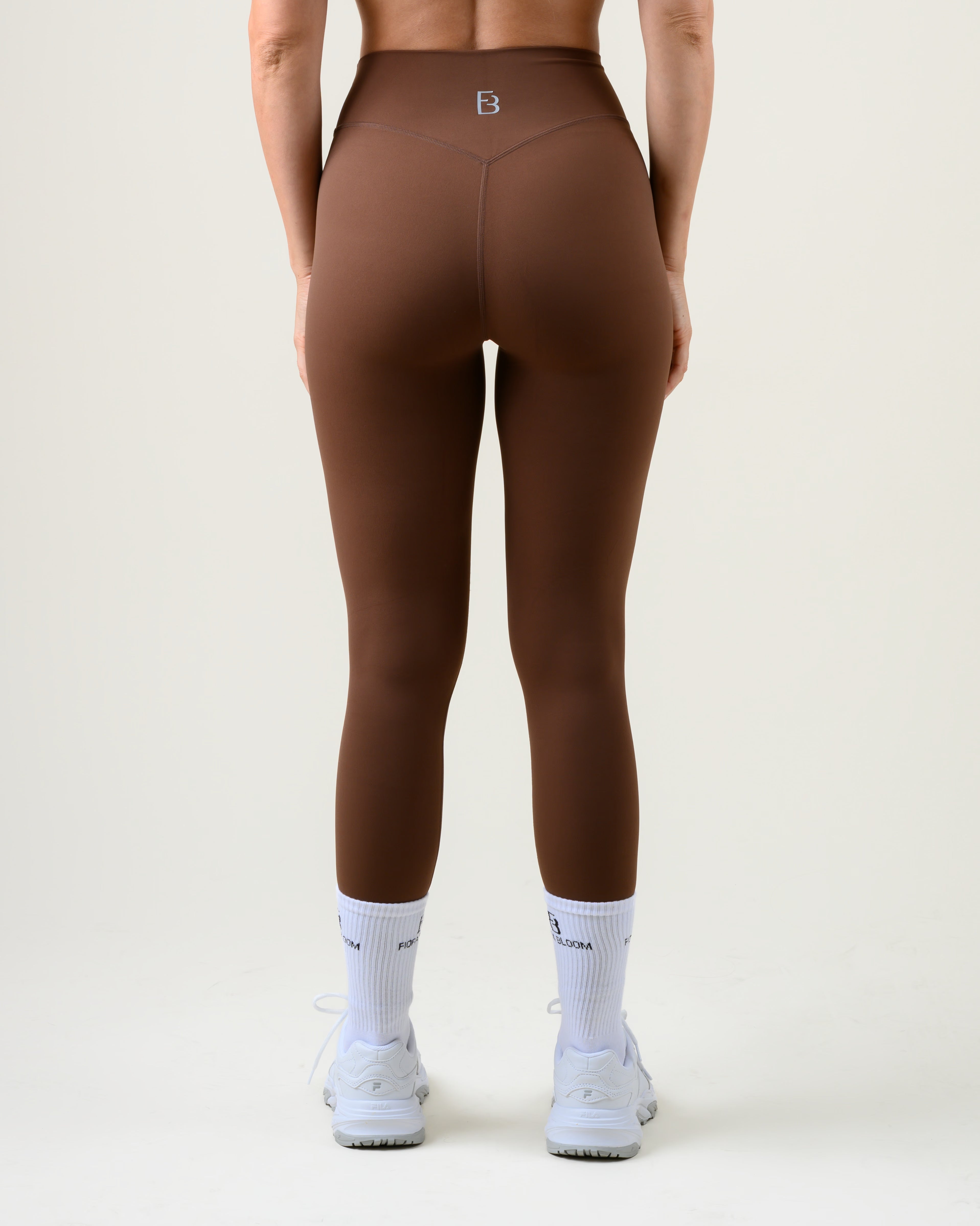 Soft Form V-Shape Leggings in Espresso von Fiora Bloom – Rückansicht, Rückansicht mit geformter Bundnaht und Fiora Bloom Logo.