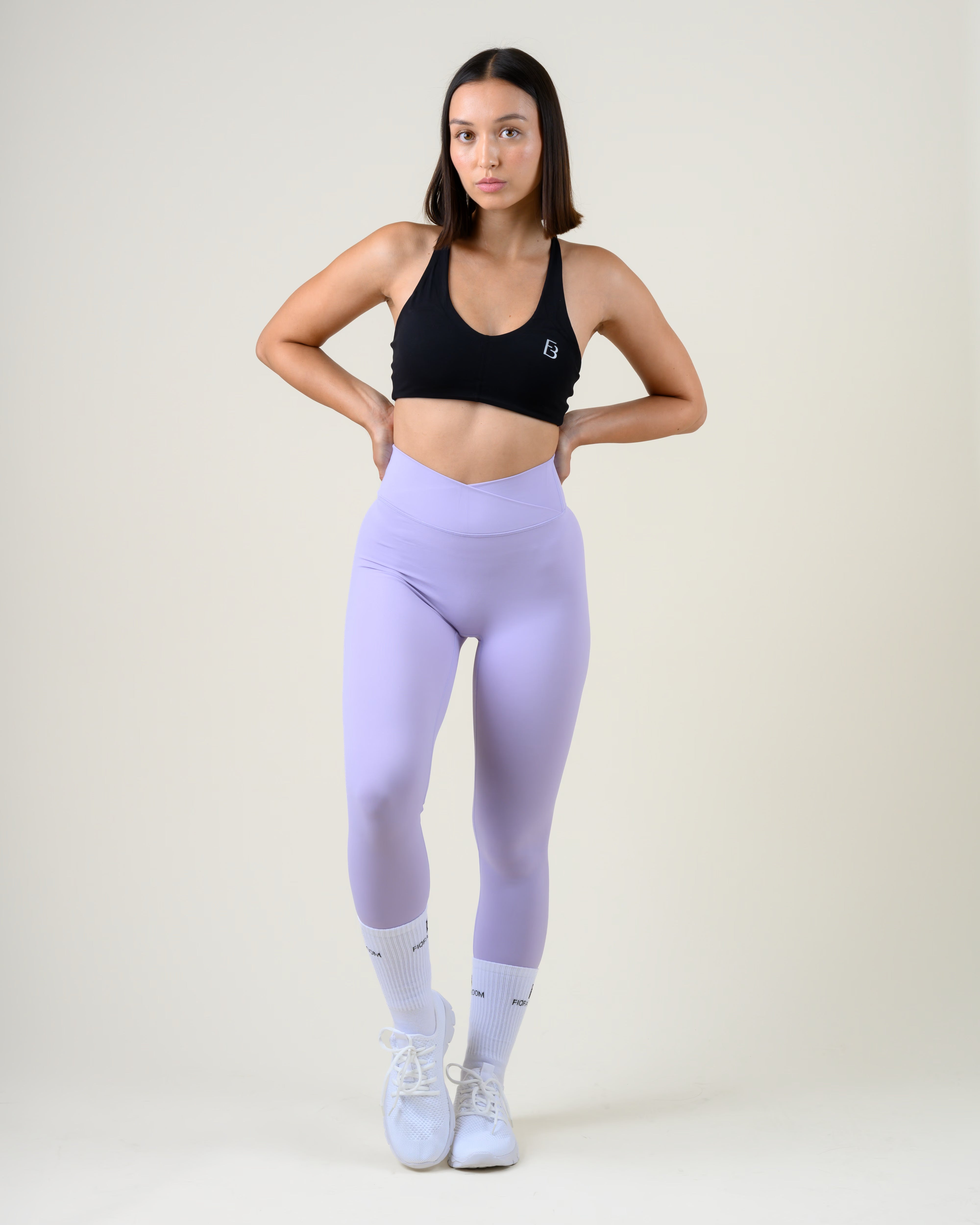 Soft Form V-Shape Leggings in Lila von Fiora Bloom – Ganzkörper-Look von vorne, kombiniert mit dem Soft Form Basic Top in Schwarz, weisse Socken und Sneaker.