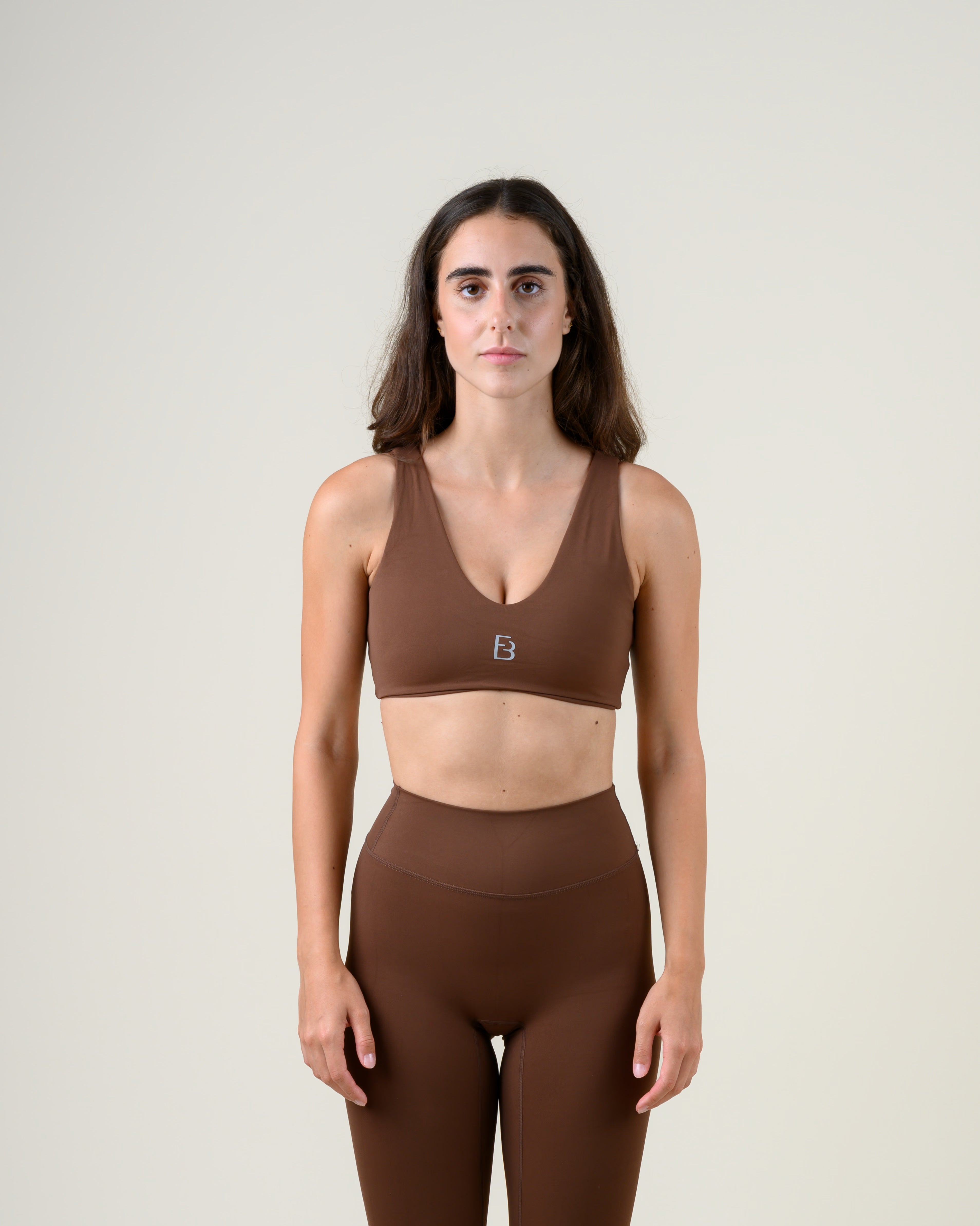 Soft Form V-Top in Espresso von Fiora Bloom – Frontansicht, Oberkörper frontal, V-Ausschnitt und breite Träger sichtbar.