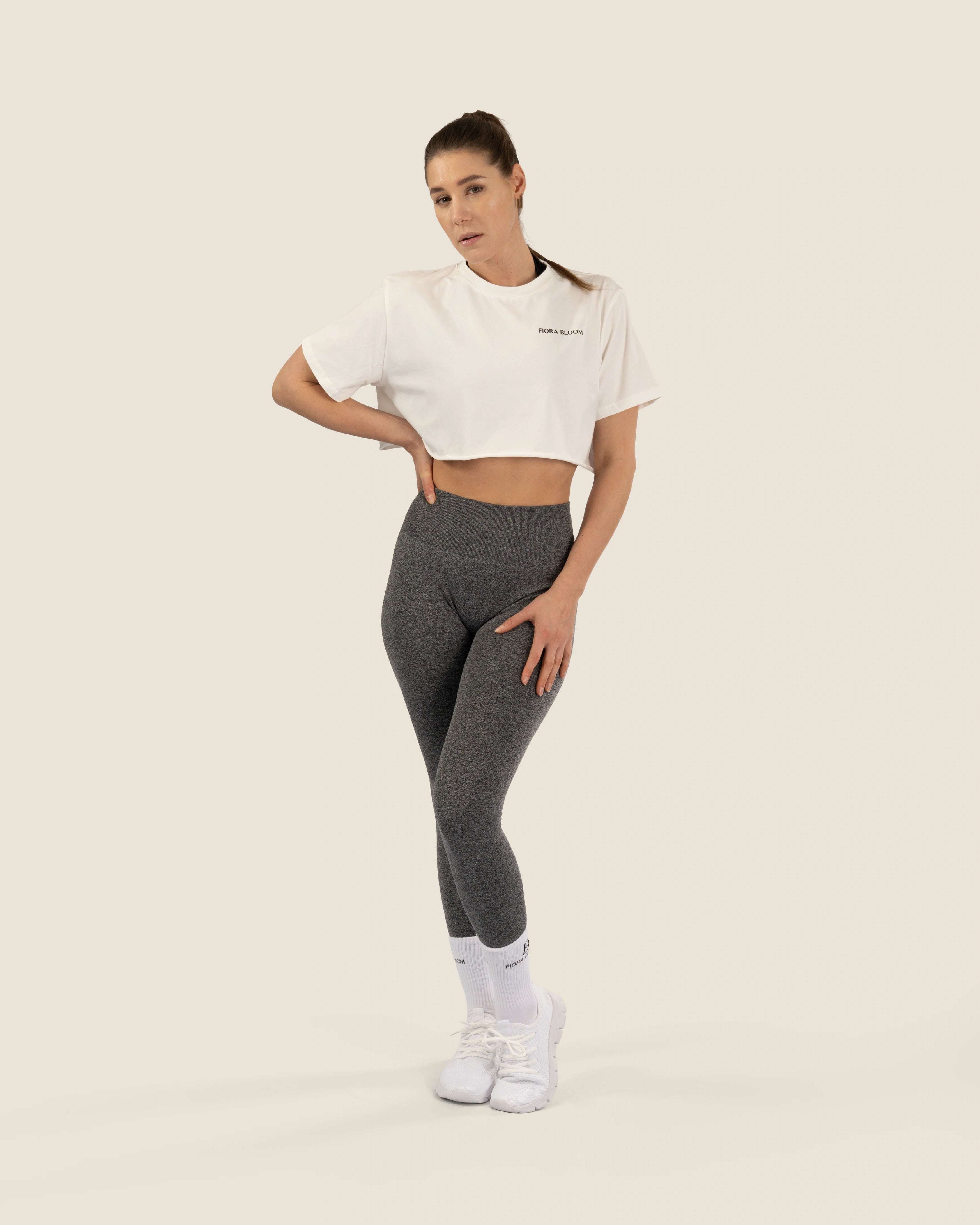 Graues Fiora Bloom Gym-Set – Timeless Scrunch Leggings kombiniert mit passendem Top.