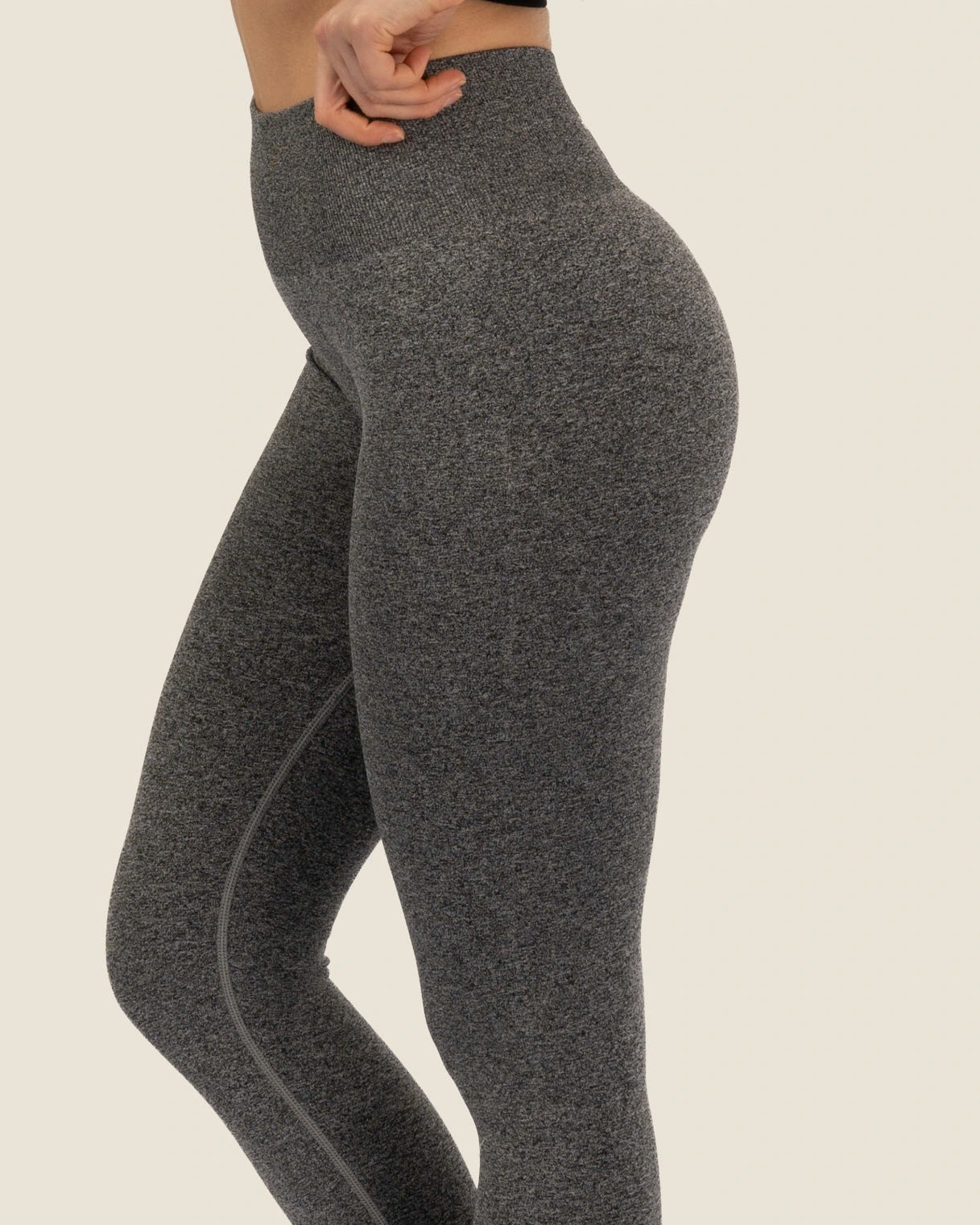 Seitenprofil der grauen Leggings – zeigt die blickdichte Stoffqualität und die schmeichelhafte Linienführung.