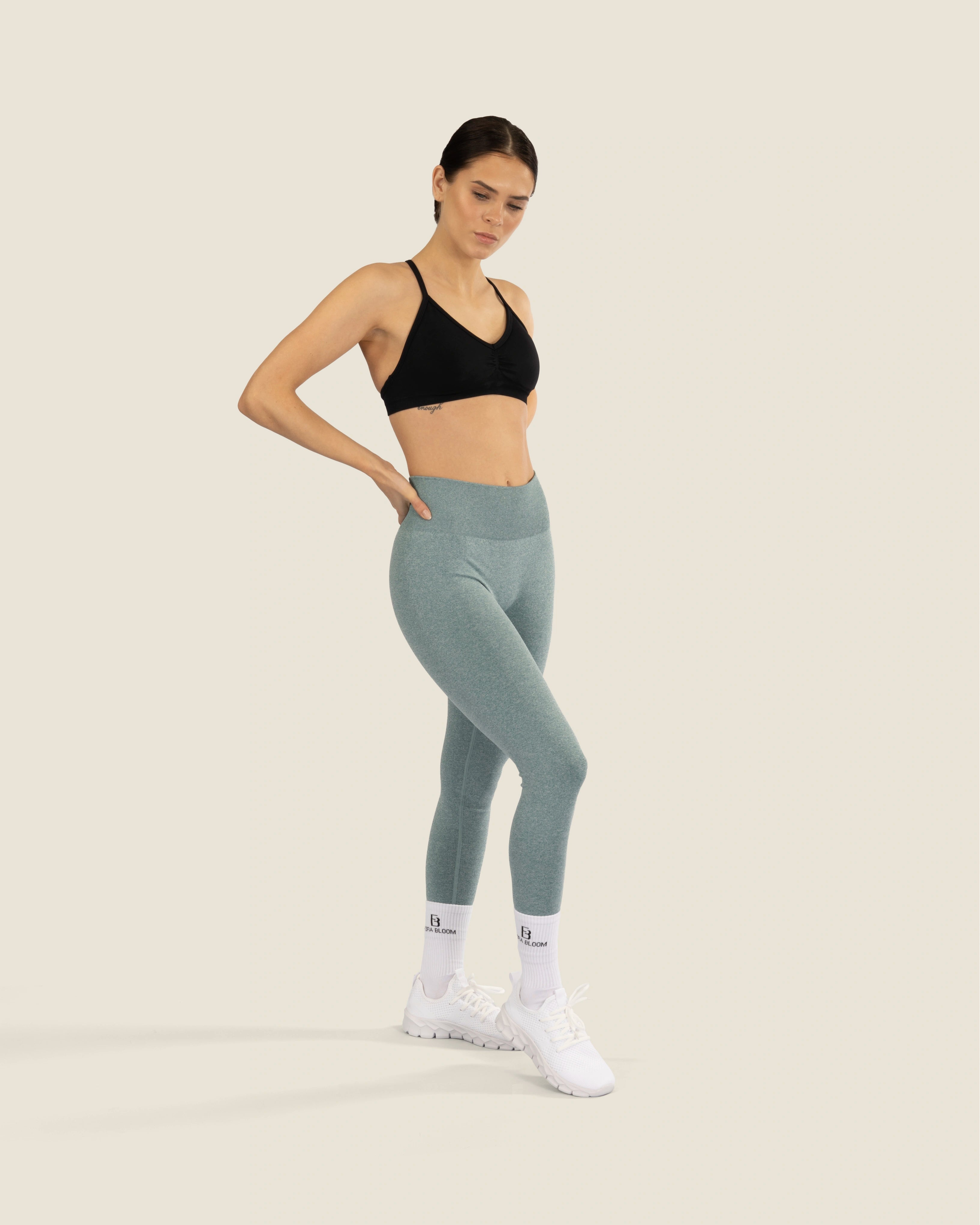 Fiora Bloom Set in Mint – Timeless Scrunch Leggings mit passendem Top.