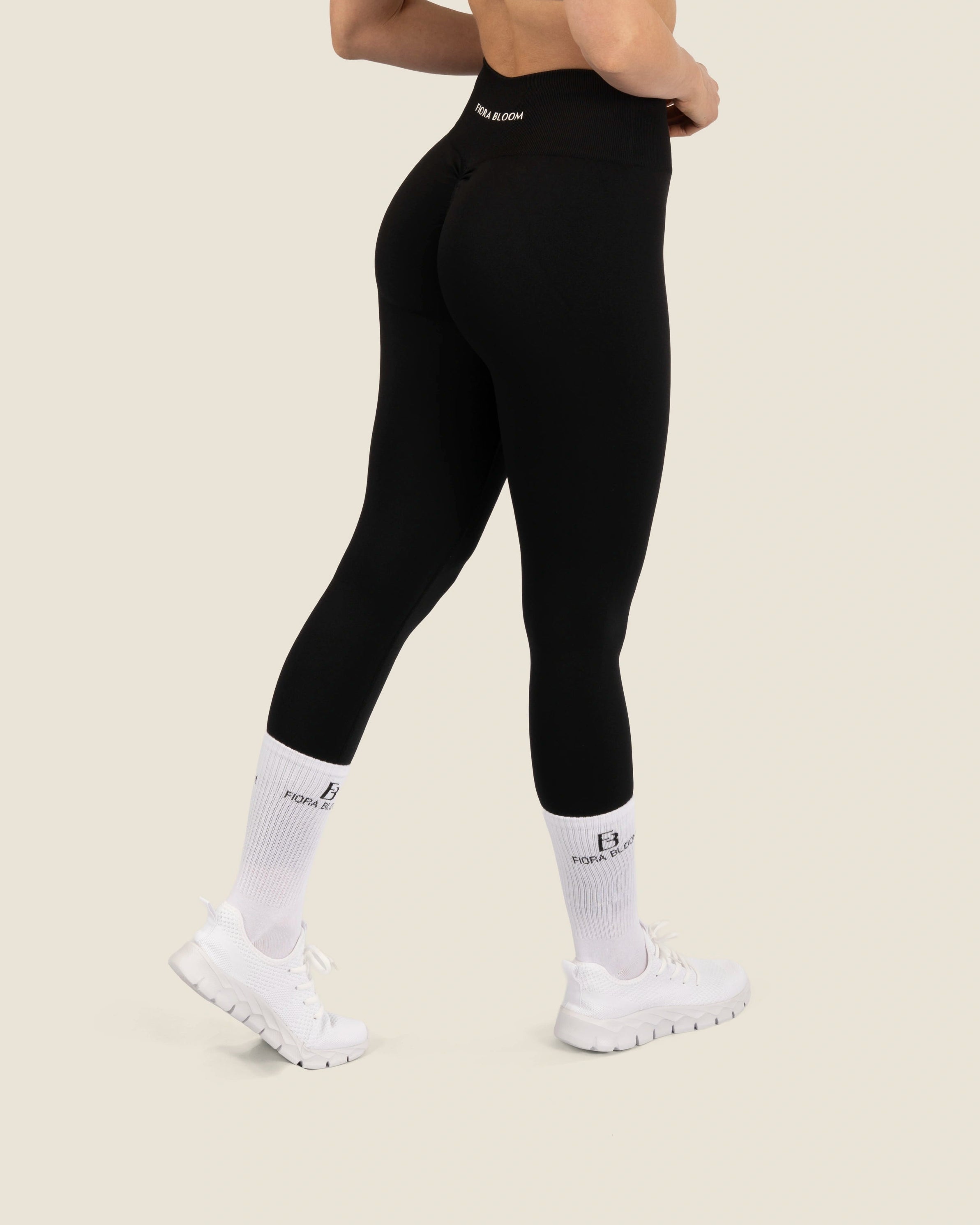 Rückansicht der schwarzen Timeless Scrunch Leggings – formgebende Raffung für eine definierte Silhouette und ästhetischen Halt.