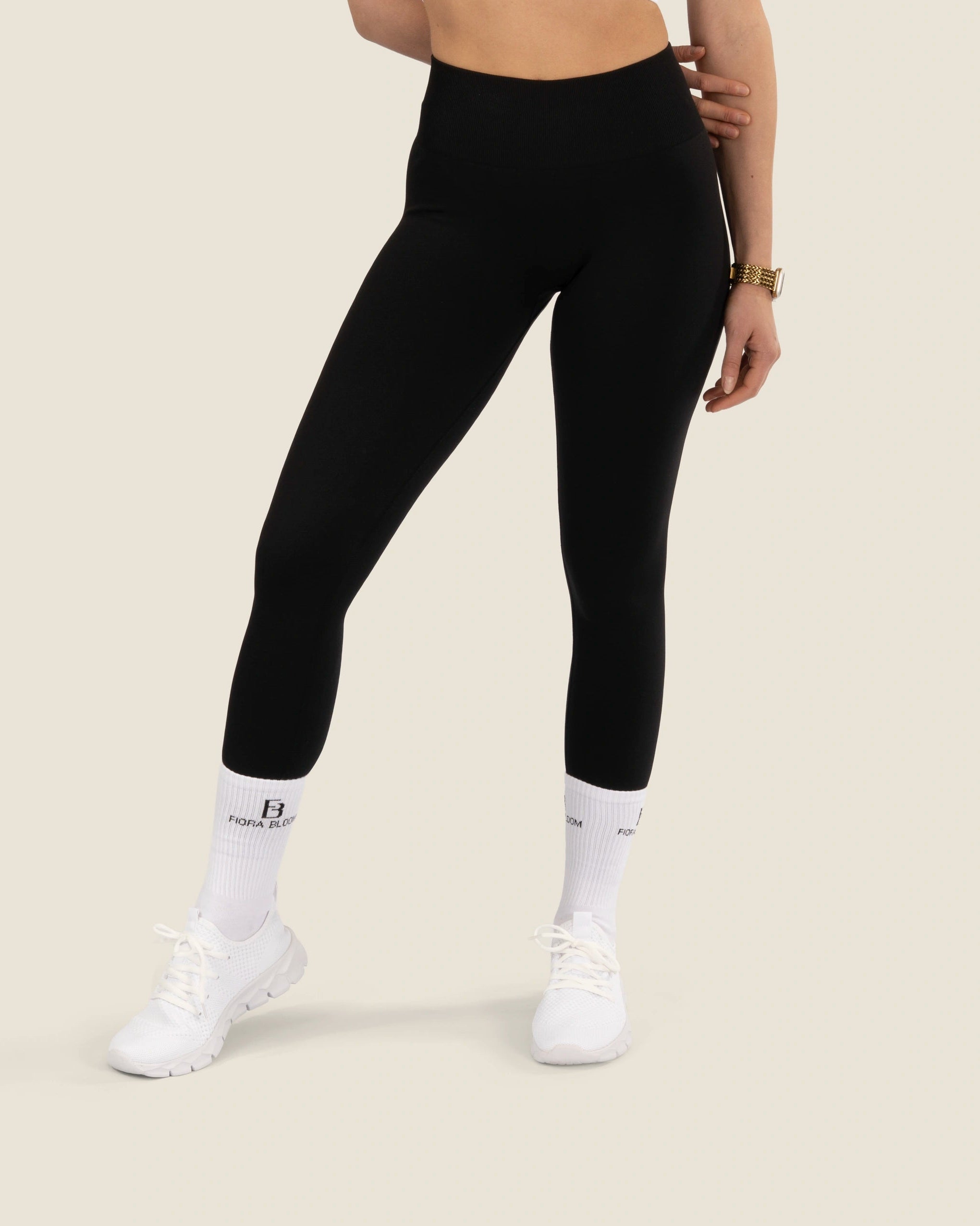 Vorderansicht der schwarzen High-Waist Leggings – glättender Bund (Tummy Control) und zeitloses Design.
