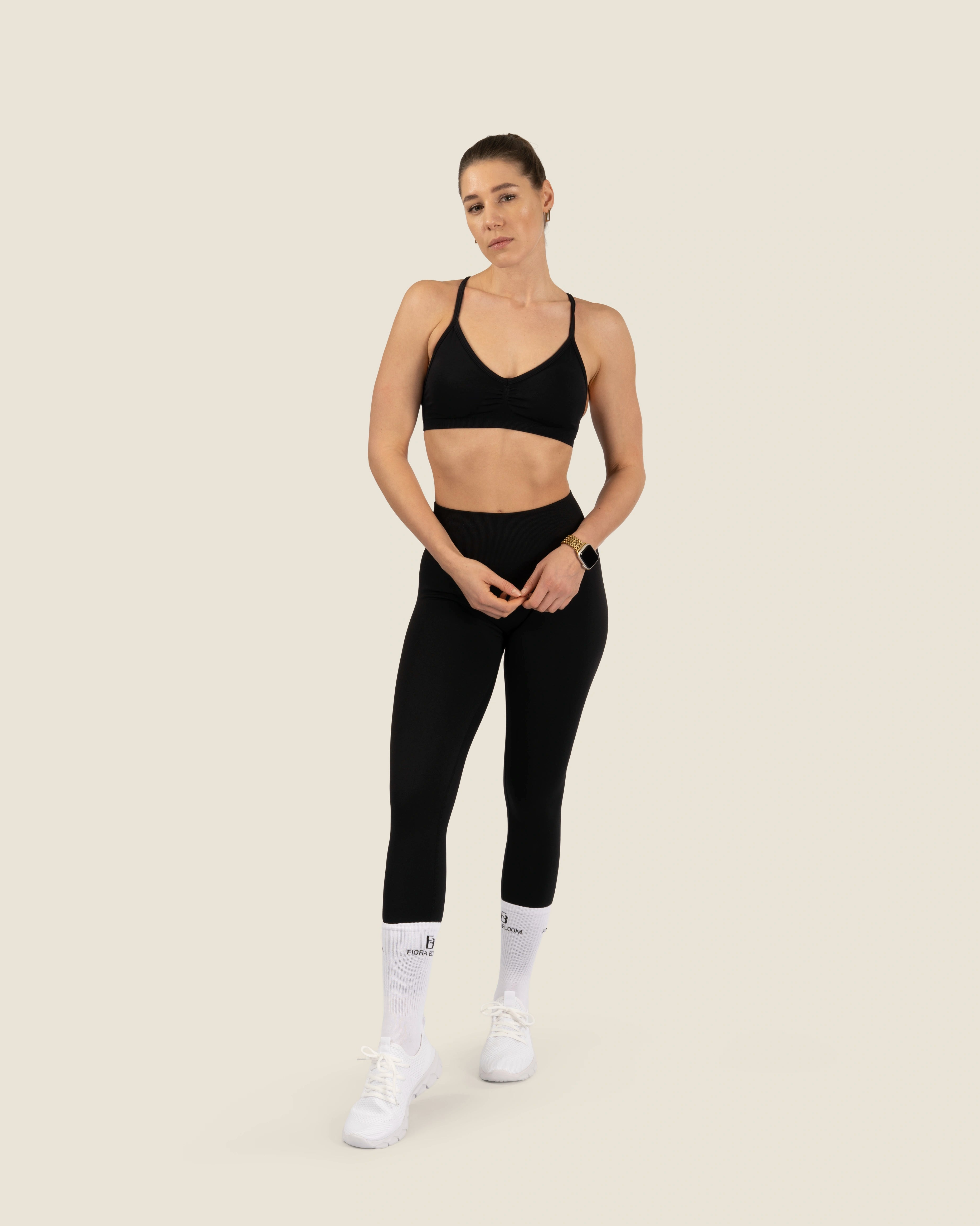 Das schwarze Fiora Bloom Signature Outfit – Timeless Scrunch Leggings kombiniert mit passendem Top für maximale Confidence.