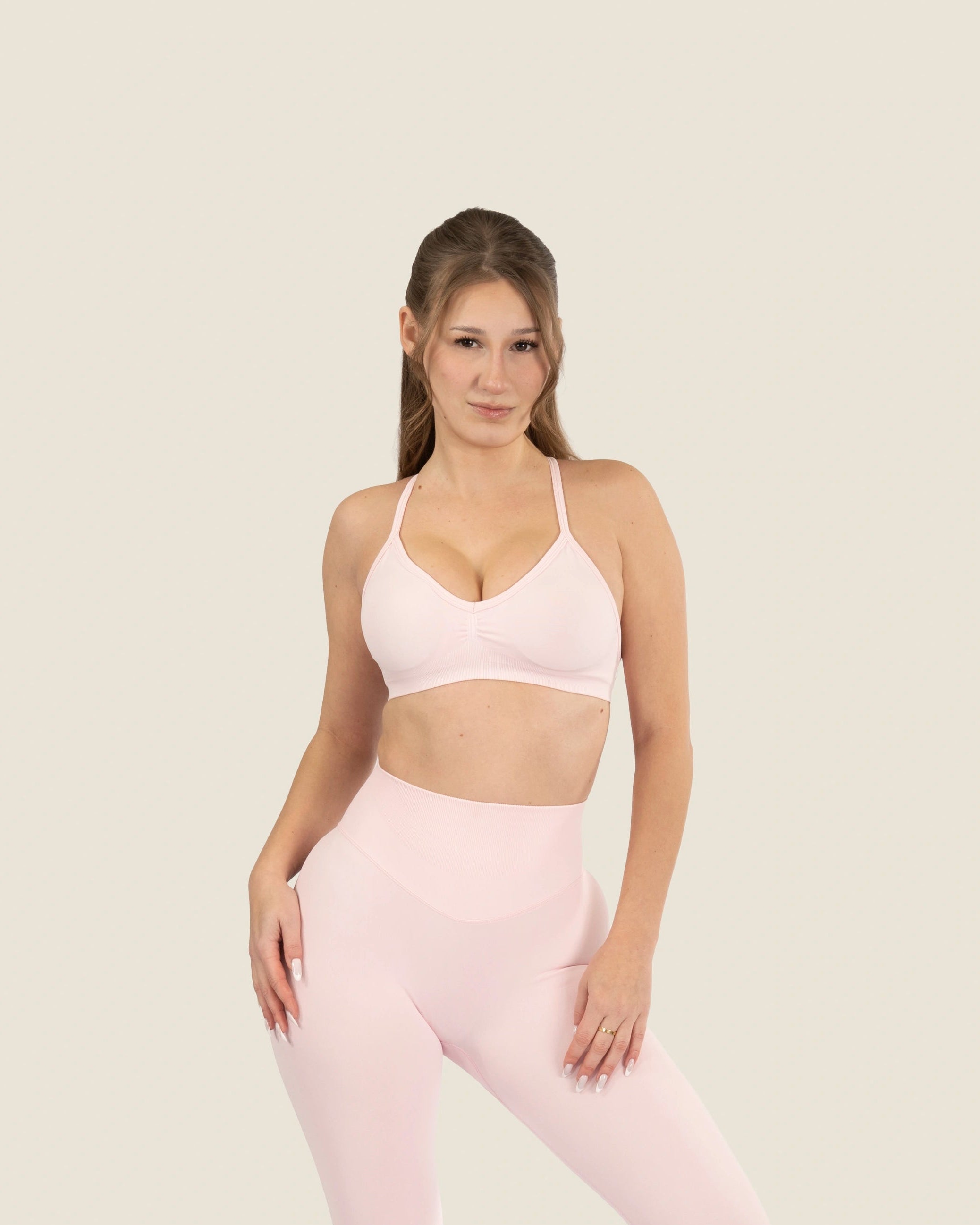 Rückansicht des verstellbaren Sport-Tops in Soft Rosa – anpassbare Träger für individuellen Halt und femininen Stil.