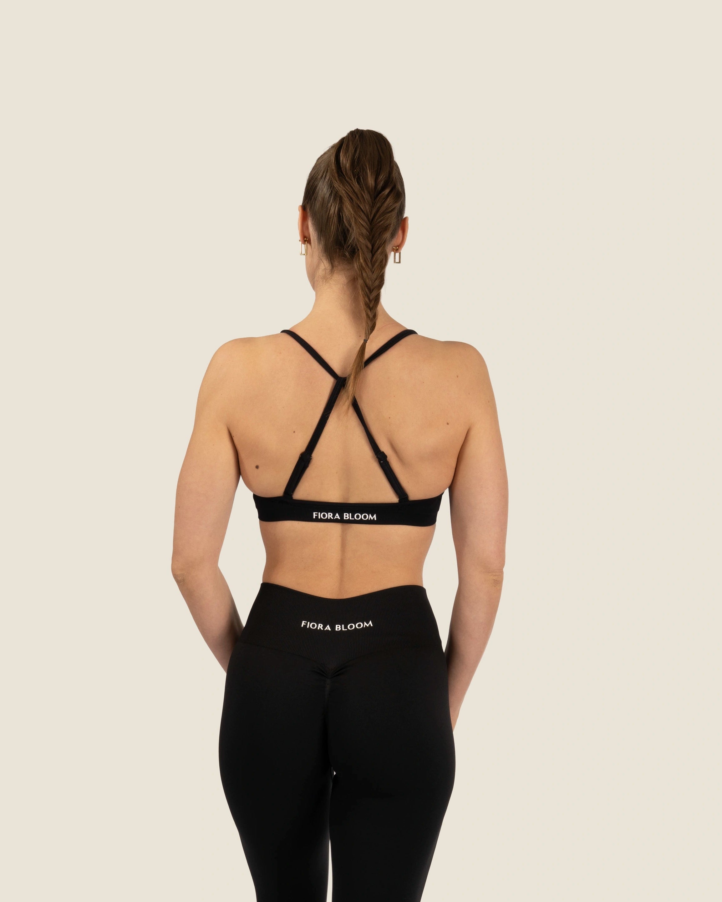 Rückansicht des schwarzen Crossback Tops – verstellbare Träger für eine individuell anpassbare Passform und perfekten Halt.