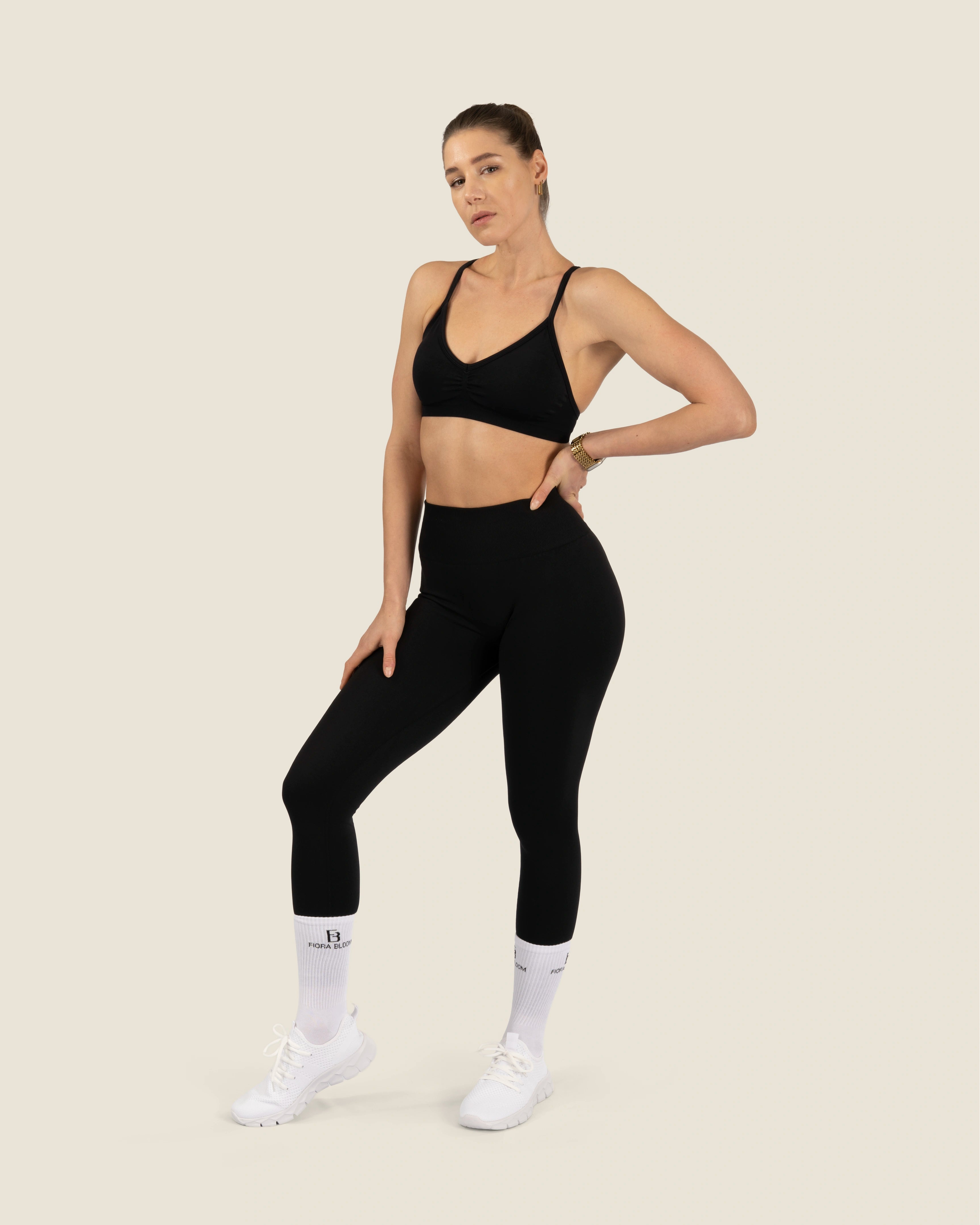 Das anpassbare Fiora Bloom Performance Set – verstellbares Crossback Top kombiniert mit High-Waist Leggings.