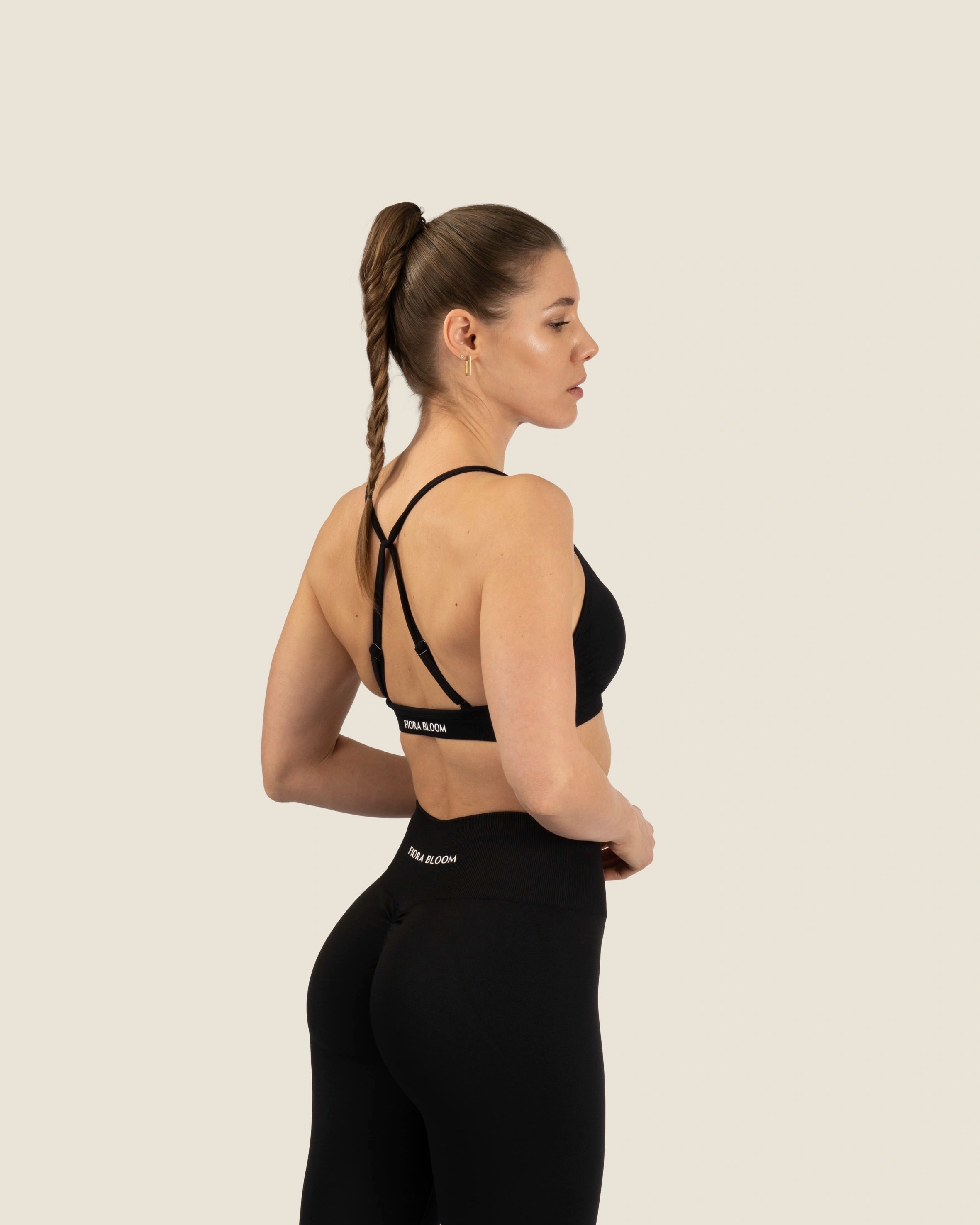 Seitenprofil des schwarzen Tops – zeigt den festen Sitz dank „Custom-Fit“ Einstellung ohne Verrutschen.