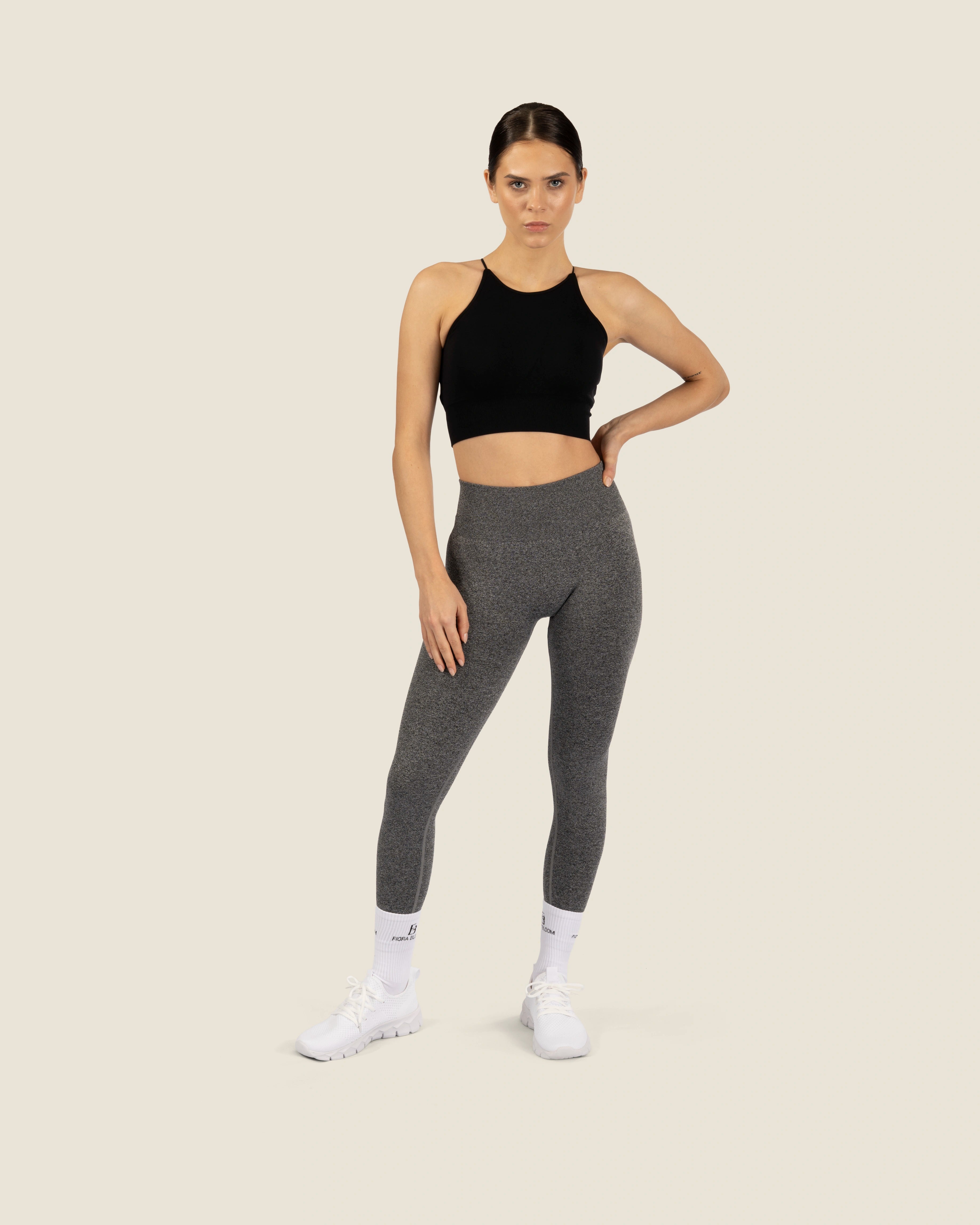 Komplettes Athleisure Outfit: Backless Crossback Top kombiniert mit schwarzer Fiora Bloom Leggings.