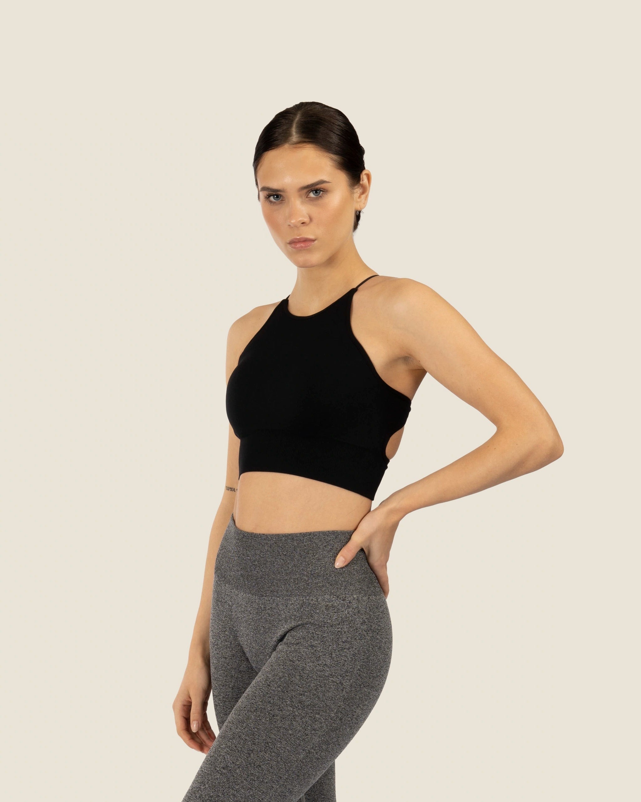 Fiora Bloom Backless Crossback Top Schwarz seitlich – Fokus auf Bewegungsfreiheit.