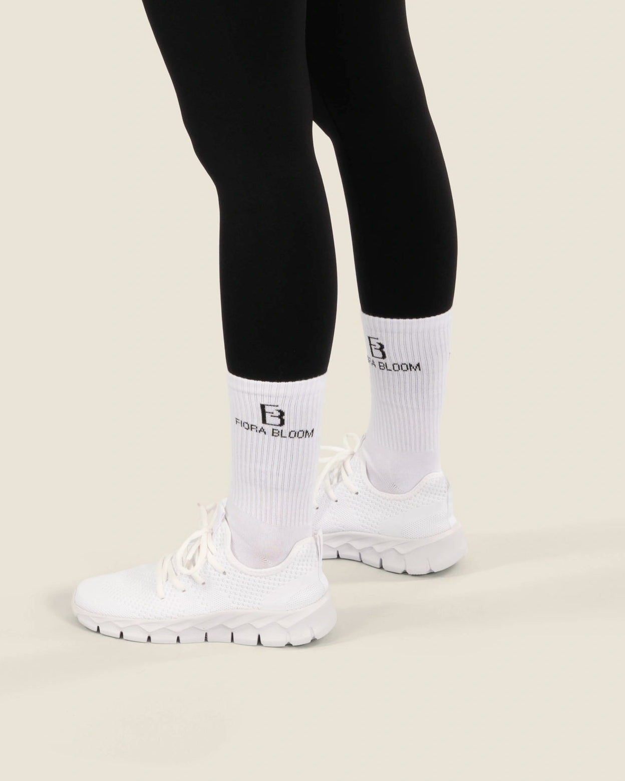 Gestylte Crew Socks in weiss kombiniert mit Sneakern – das essentielle Accessoire für deinen Athleisure-Look.