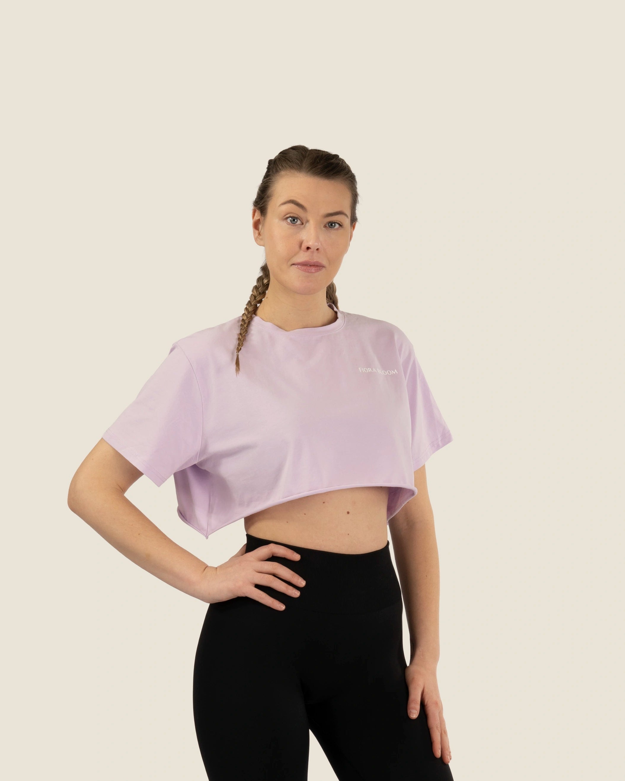 Seamless Crop Top in Lila von Fiora Bloom – nahtloses Design für maximalen Komfort und Support.