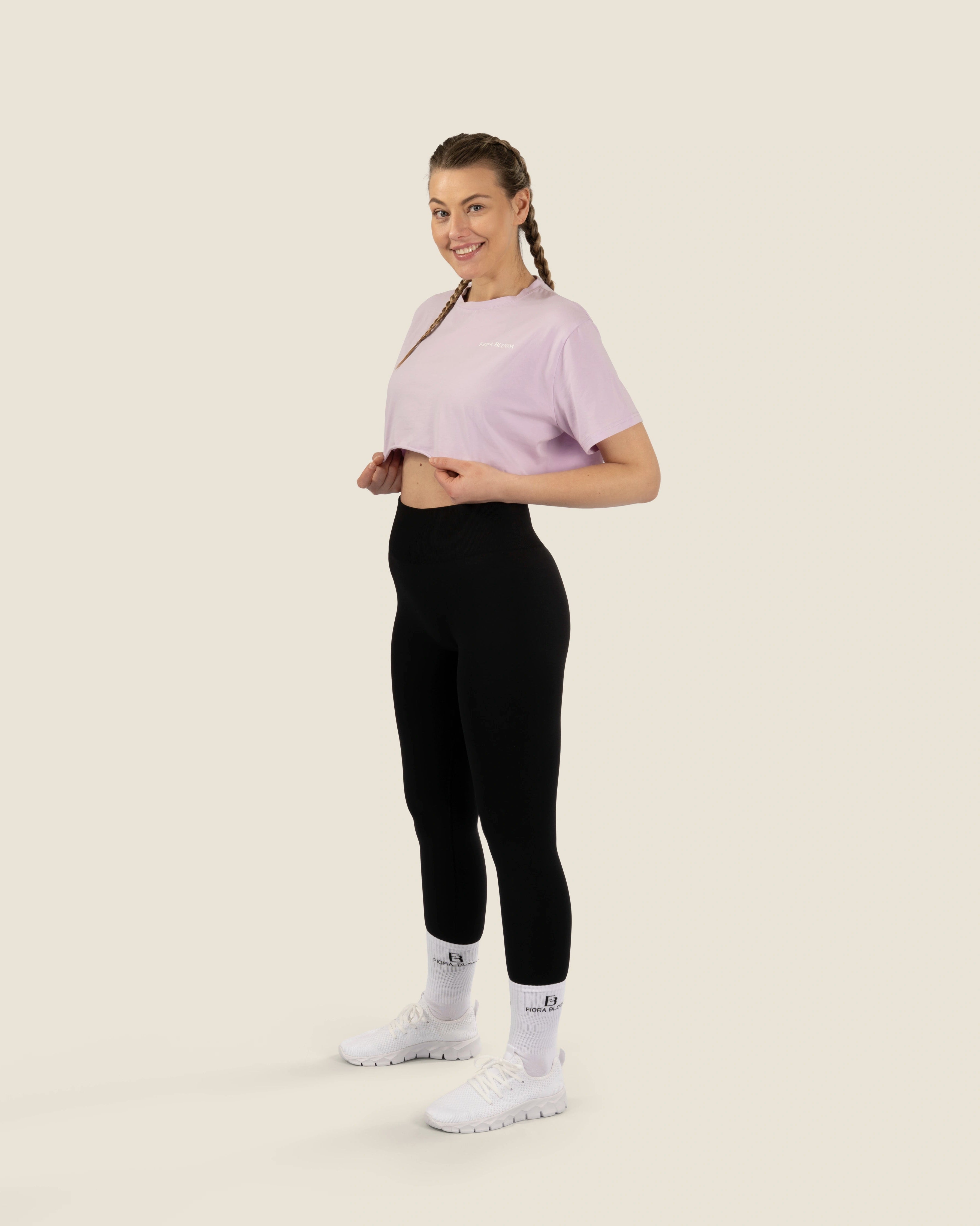 Komplettes lila Athleisure Set – Seamless Crop Top kombiniert mit der passenden High-Waist Leggings.