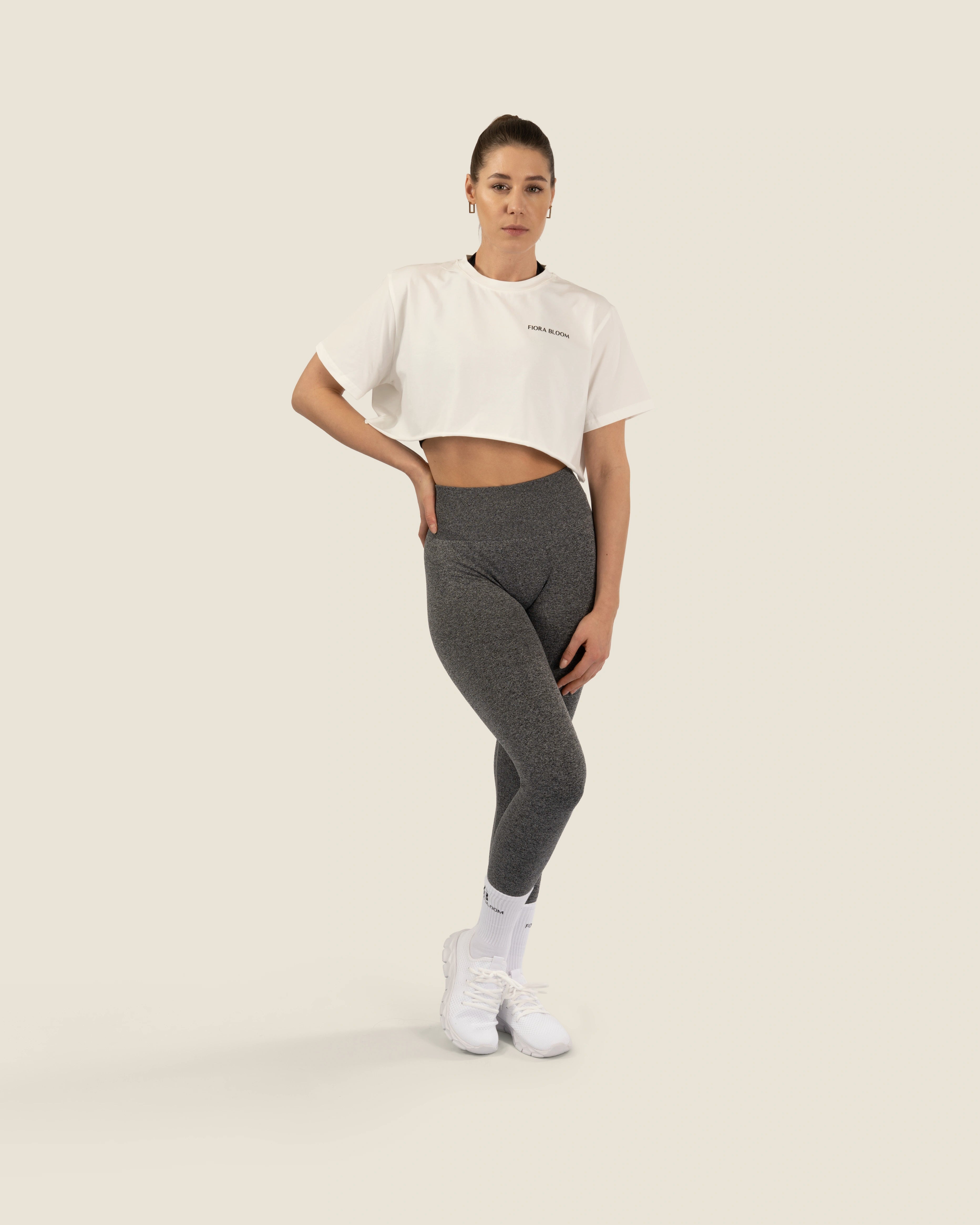Das weisse Fiora Bloom All-White-Set – nahtloses Crop Top kombiniert mit der passenden Leggings für einen edlen Look.